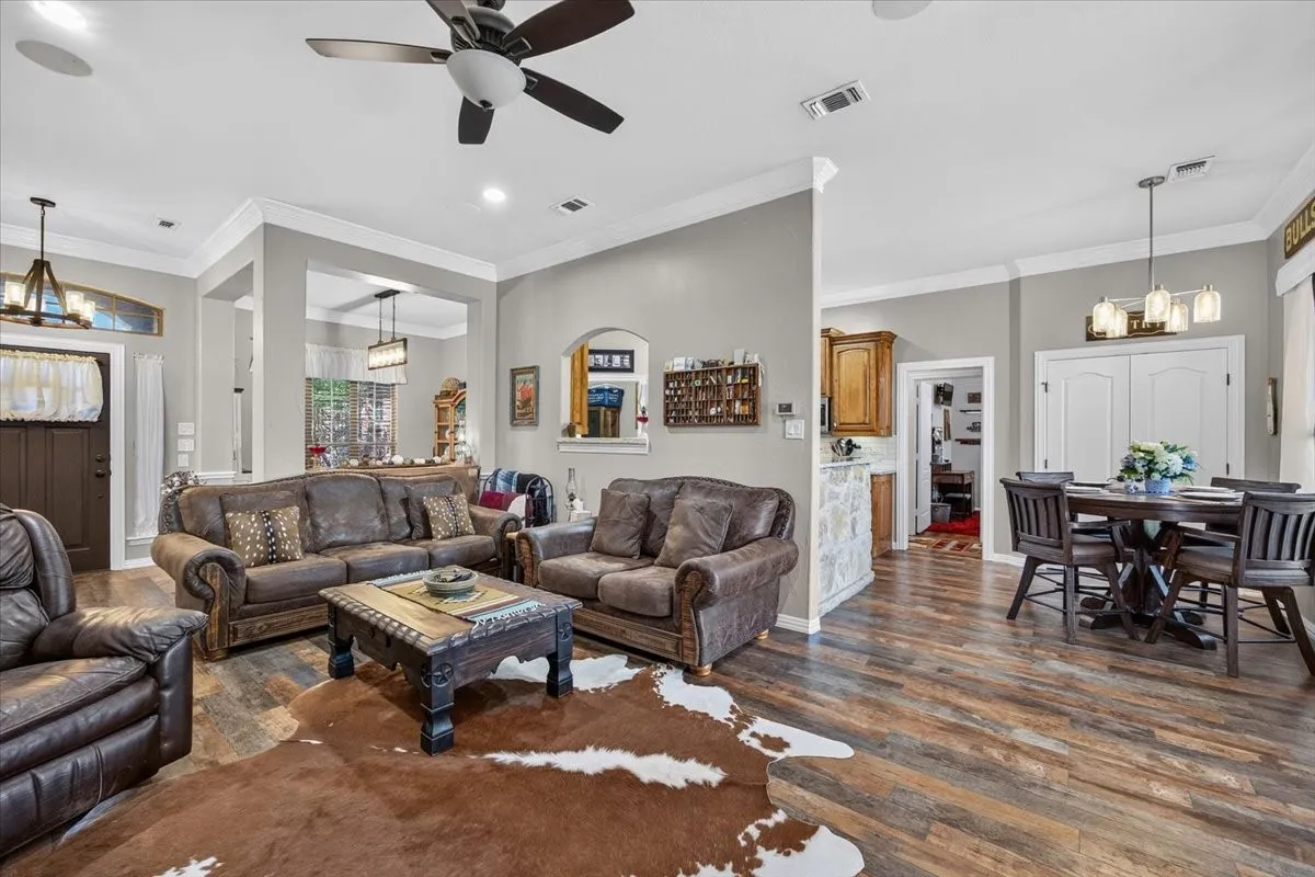 Single Family Residence For Sale in Parker County , 152 Savannah Drive, Weatherford, Texas 76087, 3 Bedroom, 2 Bathroom, 2 Garage spaces, 1,721 Sqft, built in 2004, mls#21394020, Real Estate Agent in Weatherford, Homes For Sale in Parker county, Homes For Sale in Weatherford, Realtor in Weatherford Texas, Real Estate Brokerage Independent Realty Texas, Luminita Cordes Realtor