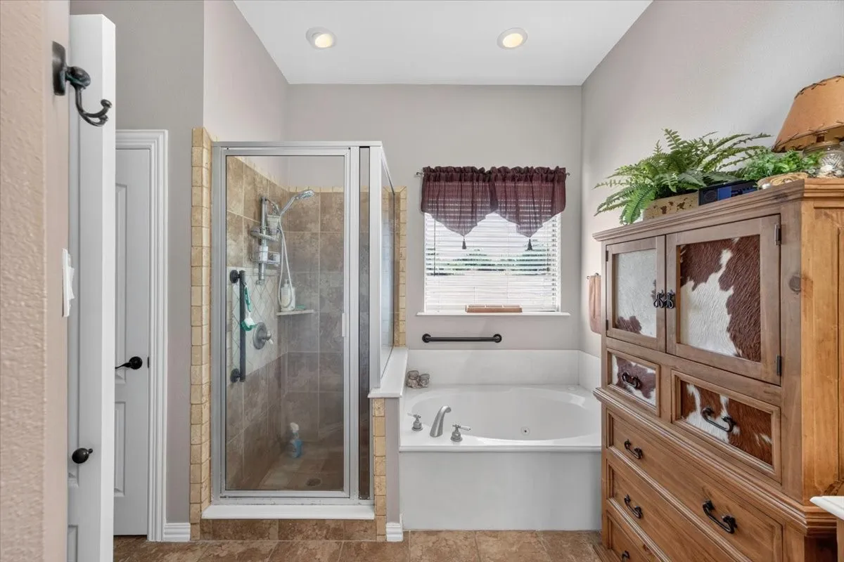 Single Family Residence For Sale in Parker County , 152 Savannah Drive, Weatherford, Texas 76087, 3 Bedroom, 2 Bathroom, 2 Garage spaces, 1,721 Sqft, built in 2004, mls#21394020, Real Estate Agent in Weatherford, Homes For Sale in Parker county, Homes For Sale in Weatherford, Realtor in Weatherford Texas, Real Estate Brokerage Independent Realty Texas, Luminita Cordes Realtor