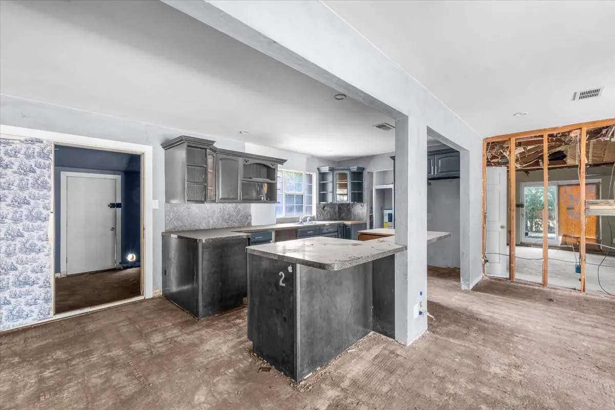 Single Family Residence For Sale in Tarrant County , 6817 Simmons Road, North Richland Hills, Texas 76182, 2 Bedroom, 2 Bathroom, 2 Garage spaces, 1,352 Sqft, built in 1964, mls#21394429, Real Estate Agent in North Richland Hills, Homes For Sale in Tarrant county, Homes For Sale in North Richland Hills, Realtor in North Richland Hills Texas, Real Estate Brokerage Independent Realty Texas, Luminita Cordes Realtor