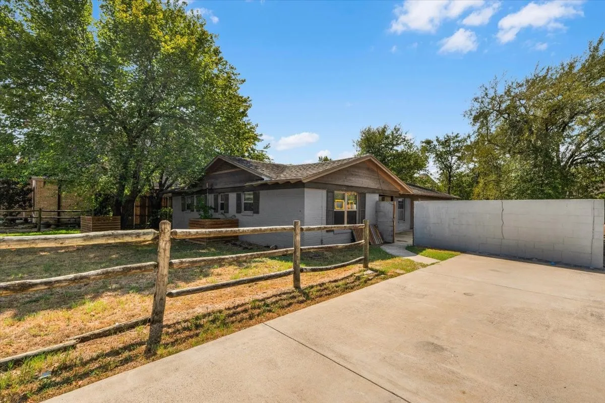 Single Family Residence For Sale in Tarrant County , 6817 Simmons Road, North Richland Hills, Texas 76182, 2 Bedroom, 2 Bathroom, 2 Garage spaces, 1,352 Sqft, built in 1964, mls#21394429, Real Estate Agent in North Richland Hills, Homes For Sale in Tarrant county, Homes For Sale in North Richland Hills, Realtor in North Richland Hills Texas, Real Estate Brokerage Independent Realty Texas, Luminita Cordes Realtor