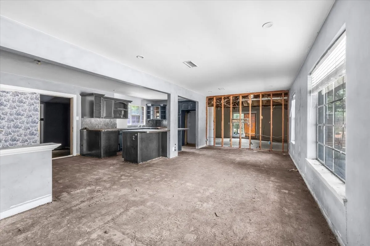 Single Family Residence For Sale in Tarrant County , 6817 Simmons Road, North Richland Hills, Texas 76182, 2 Bedroom, 2 Bathroom, 2 Garage spaces, 1,352 Sqft, built in 1964, mls#21394429, Real Estate Agent in North Richland Hills, Homes For Sale in Tarrant county, Homes For Sale in North Richland Hills, Realtor in North Richland Hills Texas, Real Estate Brokerage Independent Realty Texas, Luminita Cordes Realtor