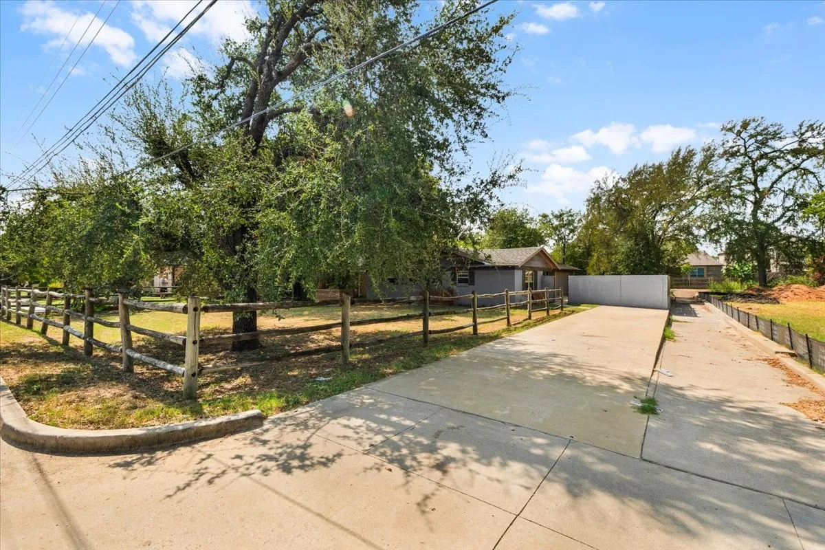 Single Family Residence For Sale in Tarrant County , 6817 Simmons Road, North Richland Hills, Texas 76182, 2 Bedroom, 2 Bathroom, 2 Garage spaces, 1,352 Sqft, built in 1964, mls#21394429, Real Estate Agent in North Richland Hills, Homes For Sale in Tarrant county, Homes For Sale in North Richland Hills, Realtor in North Richland Hills Texas, Real Estate Brokerage Independent Realty Texas, Luminita Cordes Realtor
