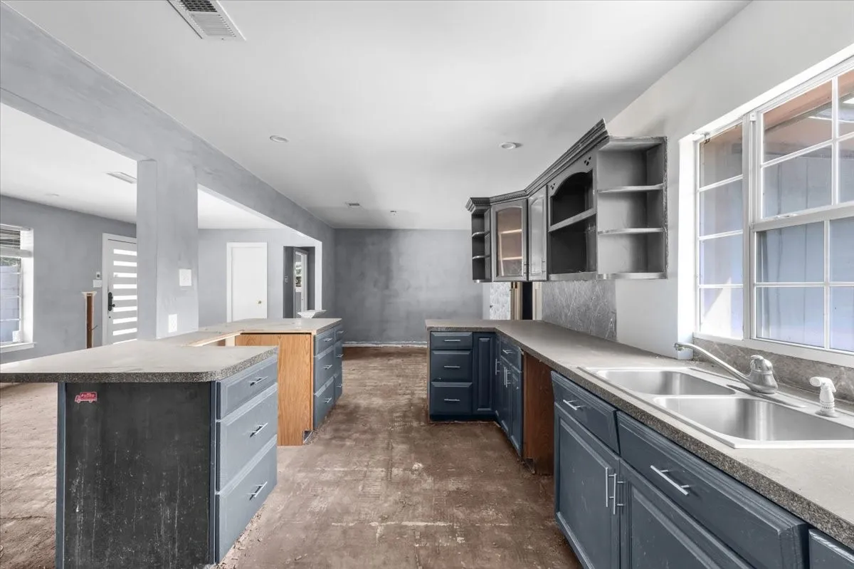 Single Family Residence For Sale in Tarrant County , 6817 Simmons Road, North Richland Hills, Texas 76182, 2 Bedroom, 2 Bathroom, 2 Garage spaces, 1,352 Sqft, built in 1964, mls#21394429, Real Estate Agent in North Richland Hills, Homes For Sale in Tarrant county, Homes For Sale in North Richland Hills, Realtor in North Richland Hills Texas, Real Estate Brokerage Independent Realty Texas, Luminita Cordes Realtor