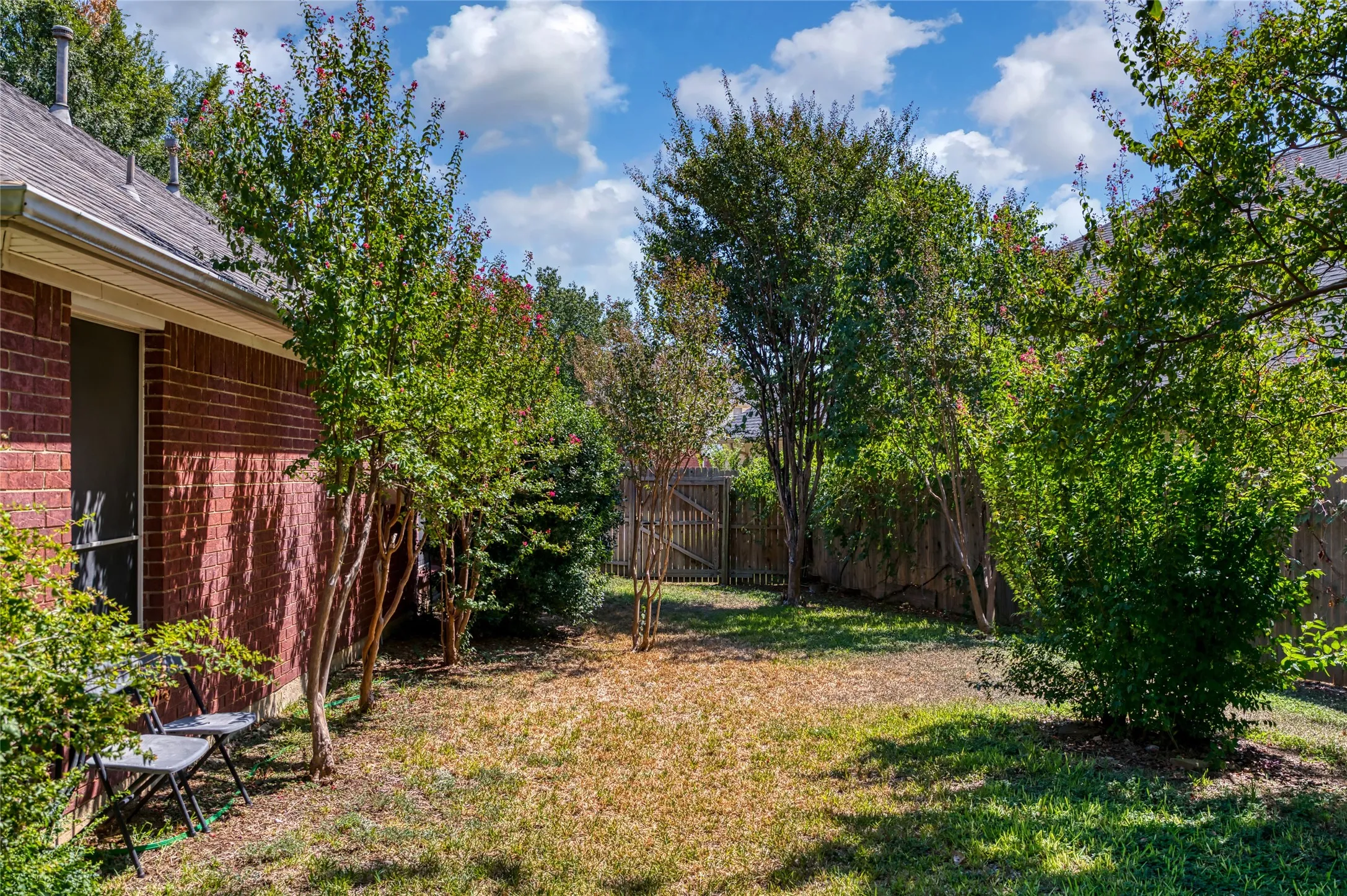 Single Family Residence For Sale in Tarrant County , 5829 Echo Bluff Drive, Haltom City, Texas 76137, 4 Bedroom, 3 Bathroom, 2 Garage spaces, 2,308 Sqft, built in 1996, mls#21393365, Real Estate Agent in Haltom City, Homes For Sale in Tarrant county, Homes For Sale in Haltom City, Realtor in Haltom City Texas, Real Estate Brokerage Independent Realty Texas, Luminita Cordes Realtor