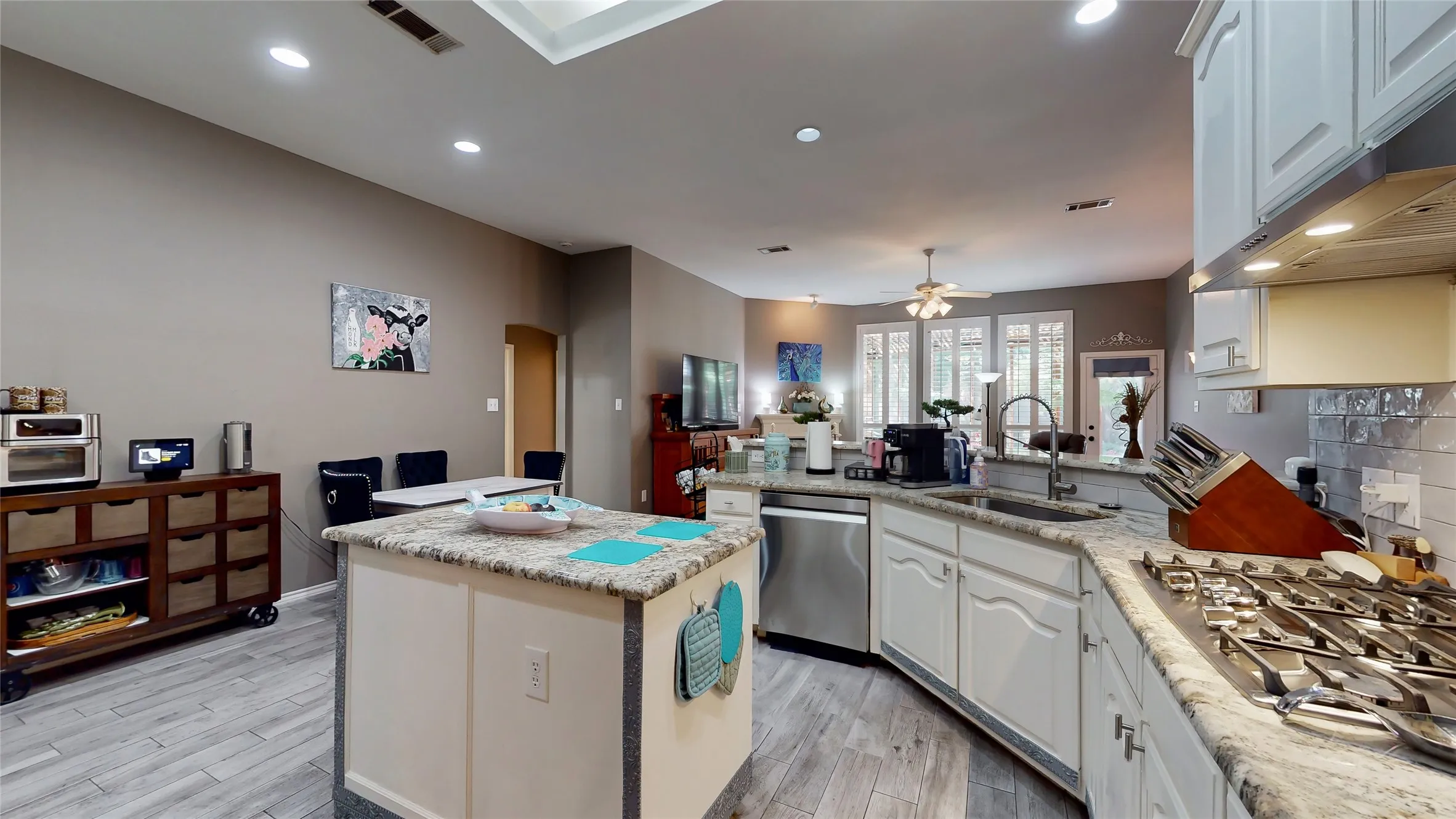 Single Family Residence For Sale in Tarrant County , 5829 Echo Bluff Drive, Haltom City, Texas 76137, 4 Bedroom, 3 Bathroom, 2 Garage spaces, 2,308 Sqft, built in 1996, mls#21393365, Real Estate Agent in Haltom City, Homes For Sale in Tarrant county, Homes For Sale in Haltom City, Realtor in Haltom City Texas, Real Estate Brokerage Independent Realty Texas, Luminita Cordes Realtor