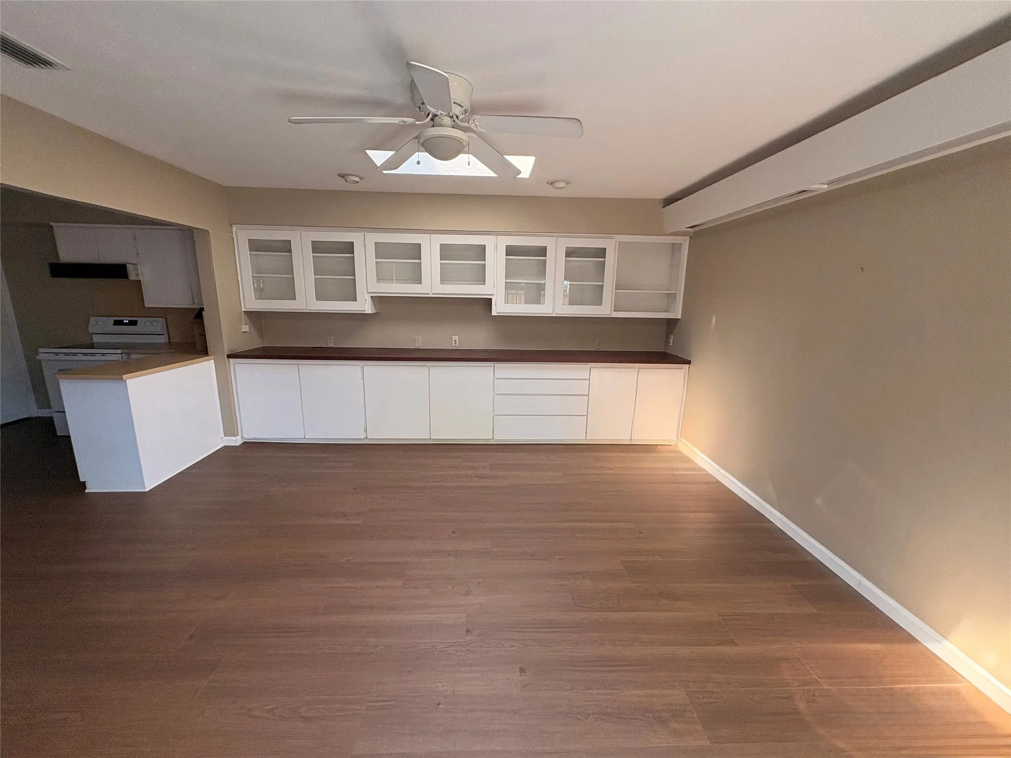Townhouse For Sale in Dallas County , 10727 Sandpiper Lane 22, Dallas, Texas 75230, 2 Bedroom, 2 Bathroom, Garage spaces, 1,450 Sqft, built in 1972, mls#21384316, Real Estate Agent in Dallas, Homes For Sale in Dallas county, Homes For Sale in Dallas, Realtor in Dallas Texas, Real Estate Brokerage Independent Realty Texas, Luminita Cordes Realtor