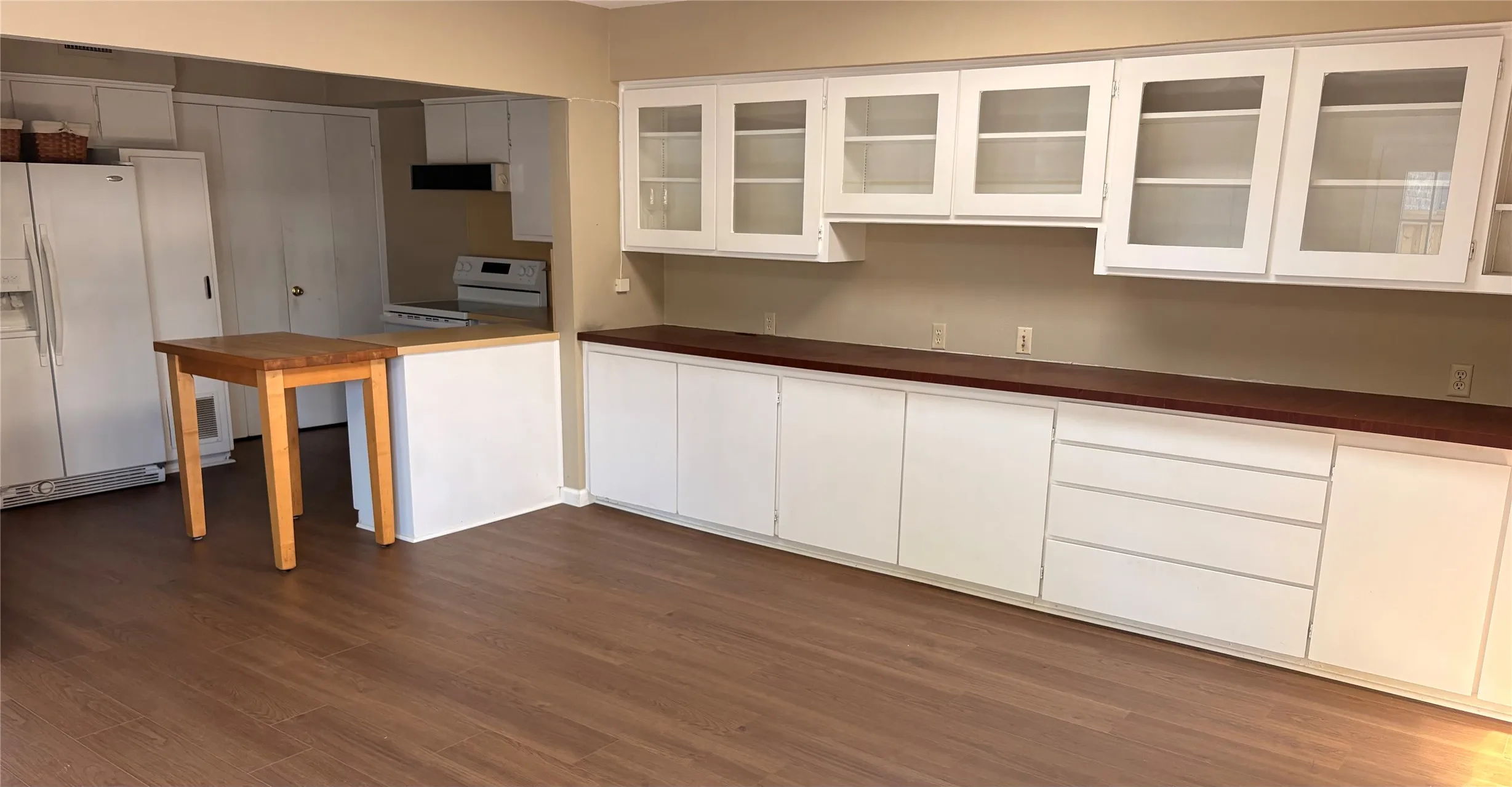 Townhouse For Sale in Dallas County , 10727 Sandpiper Lane 22, Dallas, Texas 75230, 2 Bedroom, 2 Bathroom, Garage spaces, 1,450 Sqft, built in 1972, mls#21384316, Real Estate Agent in Dallas, Homes For Sale in Dallas county, Homes For Sale in Dallas, Realtor in Dallas Texas, Real Estate Brokerage Independent Realty Texas, Luminita Cordes Realtor