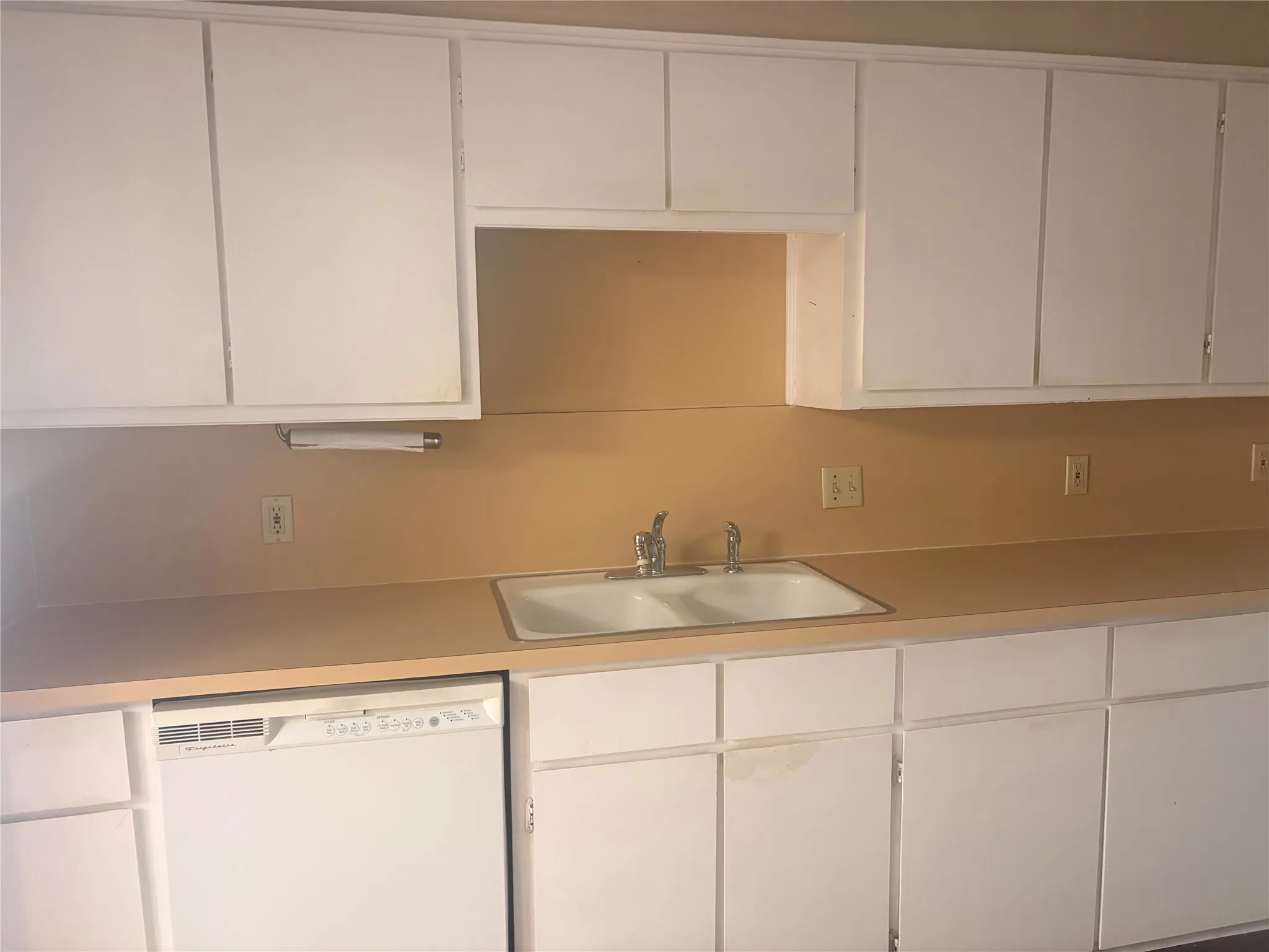Townhouse For Sale in Dallas County , 10727 Sandpiper Lane 22, Dallas, Texas 75230, 2 Bedroom, 2 Bathroom, Garage spaces, 1,450 Sqft, built in 1972, mls#21384316, Real Estate Agent in Dallas, Homes For Sale in Dallas county, Homes For Sale in Dallas, Realtor in Dallas Texas, Real Estate Brokerage Independent Realty Texas, Luminita Cordes Realtor