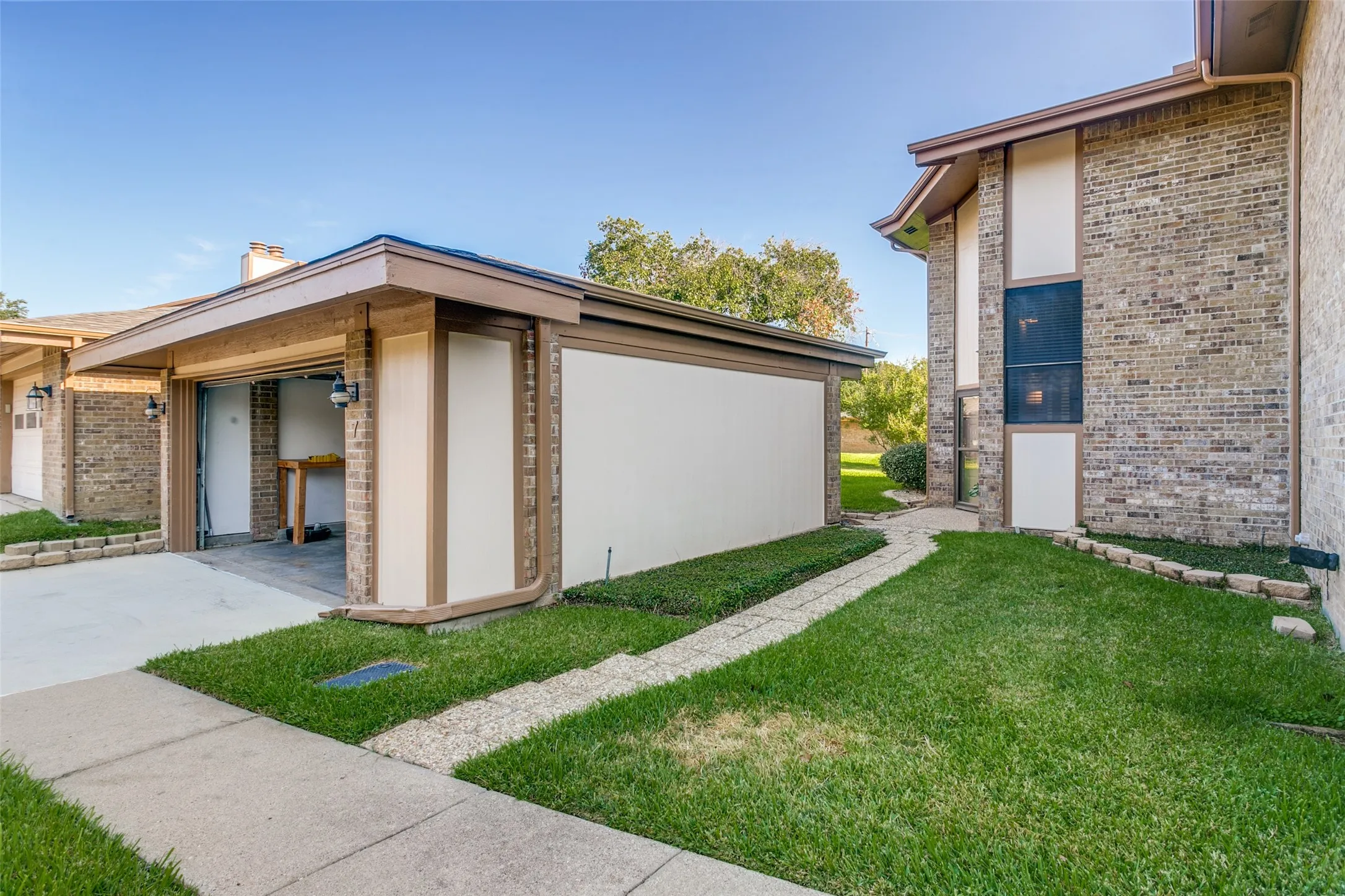 Townhouse For Sale in Tarrant County , 7 Dewberry Court, Bedford, Texas 76021, 1 Bedroom, 2 Bathroom, 2 Garage spaces, 1,208 Sqft, built in 1981, mls#21394565, Real Estate Agent in Bedford, Homes For Sale in Tarrant county, Homes For Sale in Bedford, Realtor in Bedford Texas, Real Estate Brokerage Independent Realty Texas, Luminita Cordes Realtor