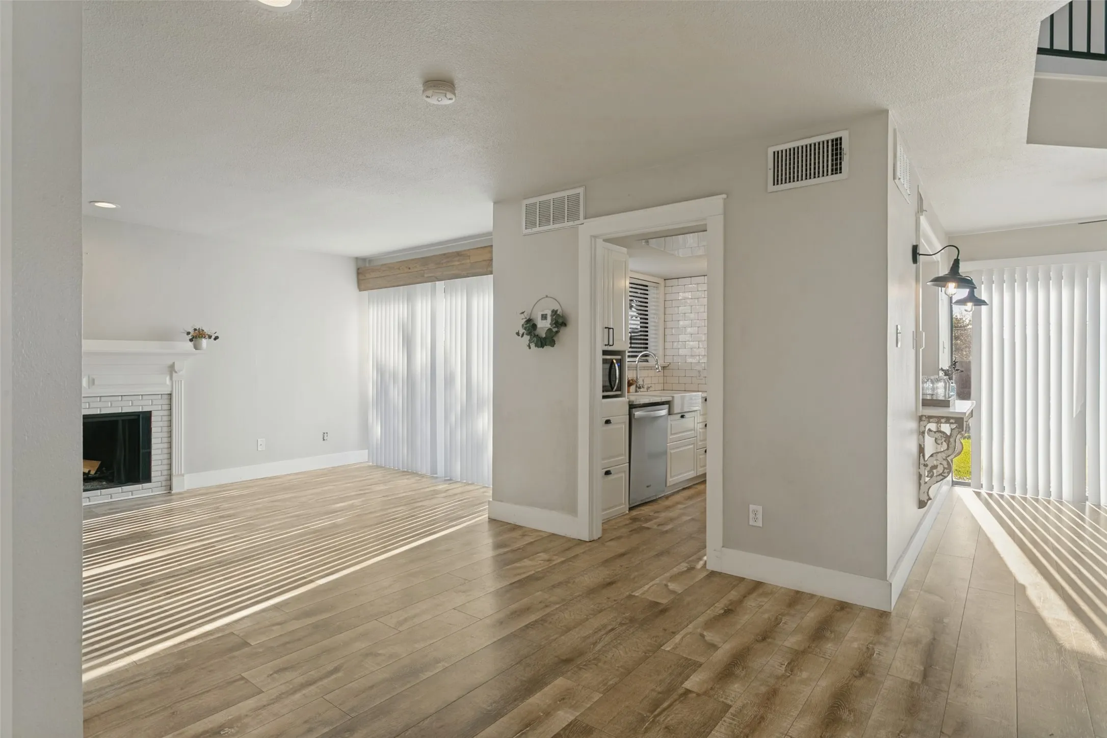 Townhouse For Sale in Tarrant County , 7 Dewberry Court, Bedford, Texas 76021, 1 Bedroom, 2 Bathroom, 2 Garage spaces, 1,208 Sqft, built in 1981, mls#21394565, Real Estate Agent in Bedford, Homes For Sale in Tarrant county, Homes For Sale in Bedford, Realtor in Bedford Texas, Real Estate Brokerage Independent Realty Texas, Luminita Cordes Realtor