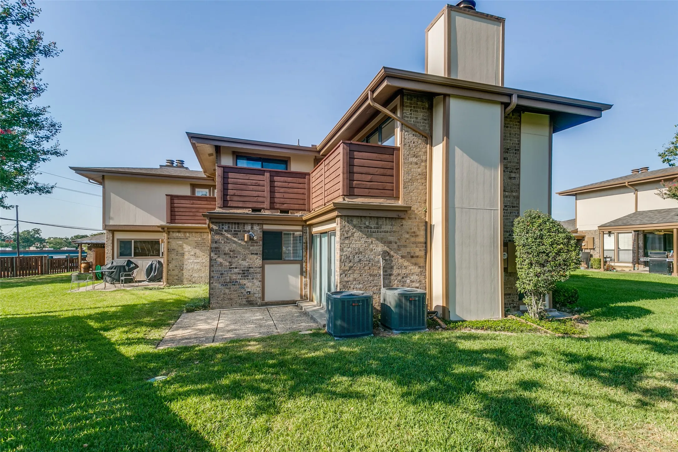 Townhouse For Sale in Tarrant County , 7 Dewberry Court, Bedford, Texas 76021, 1 Bedroom, 2 Bathroom, 2 Garage spaces, 1,208 Sqft, built in 1981, mls#21394565, Real Estate Agent in Bedford, Homes For Sale in Tarrant county, Homes For Sale in Bedford, Realtor in Bedford Texas, Real Estate Brokerage Independent Realty Texas, Luminita Cordes Realtor