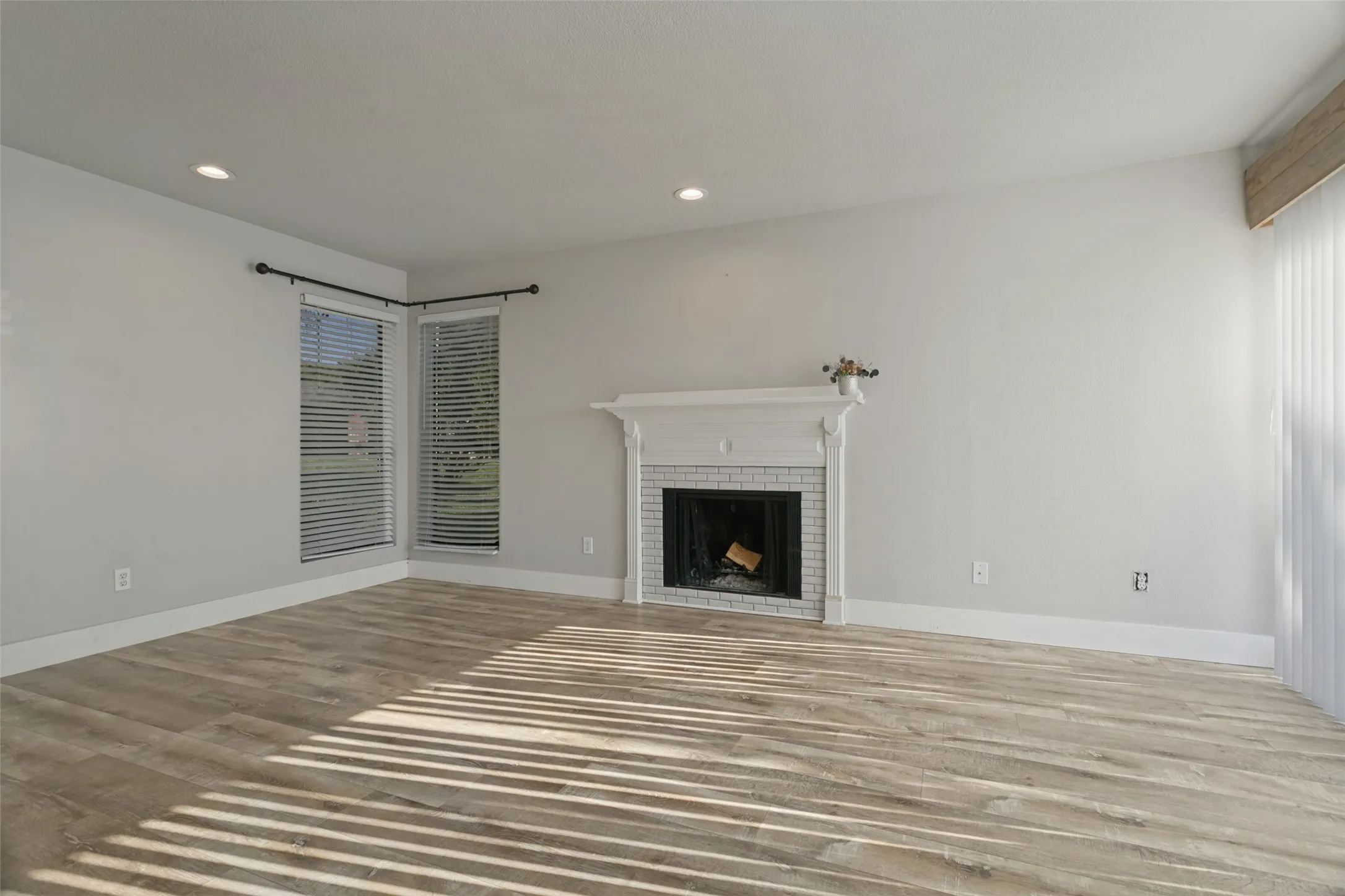 Townhouse For Sale in Tarrant County , 7 Dewberry Court, Bedford, Texas 76021, 1 Bedroom, 2 Bathroom, 2 Garage spaces, 1,208 Sqft, built in 1981, mls#21394565, Real Estate Agent in Bedford, Homes For Sale in Tarrant county, Homes For Sale in Bedford, Realtor in Bedford Texas, Real Estate Brokerage Independent Realty Texas, Luminita Cordes Realtor