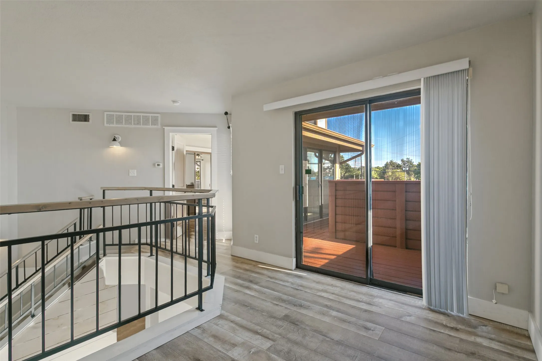 Townhouse For Sale in Tarrant County , 7 Dewberry Court, Bedford, Texas 76021, 1 Bedroom, 2 Bathroom, 2 Garage spaces, 1,208 Sqft, built in 1981, mls#21394565, Real Estate Agent in Bedford, Homes For Sale in Tarrant county, Homes For Sale in Bedford, Realtor in Bedford Texas, Real Estate Brokerage Independent Realty Texas, Luminita Cordes Realtor