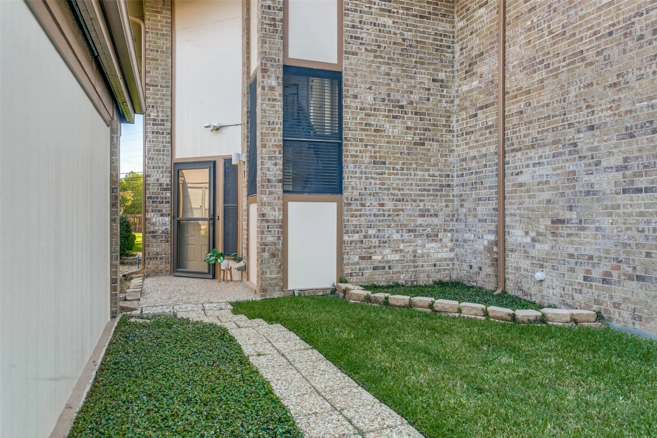 Townhouse For Sale in Tarrant County , 7 Dewberry Court, Bedford, Texas 76021, 1 Bedroom, 2 Bathroom, 2 Garage spaces, 1,208 Sqft, built in 1981, mls#21394565, Real Estate Agent in Bedford, Homes For Sale in Tarrant county, Homes For Sale in Bedford, Realtor in Bedford Texas, Real Estate Brokerage Independent Realty Texas, Luminita Cordes Realtor