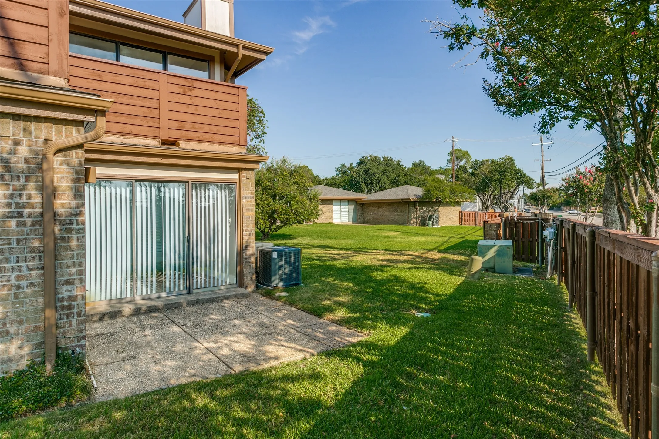 Townhouse For Sale in Tarrant County , 7 Dewberry Court, Bedford, Texas 76021, 1 Bedroom, 2 Bathroom, 2 Garage spaces, 1,208 Sqft, built in 1981, mls#21394565, Real Estate Agent in Bedford, Homes For Sale in Tarrant county, Homes For Sale in Bedford, Realtor in Bedford Texas, Real Estate Brokerage Independent Realty Texas, Luminita Cordes Realtor