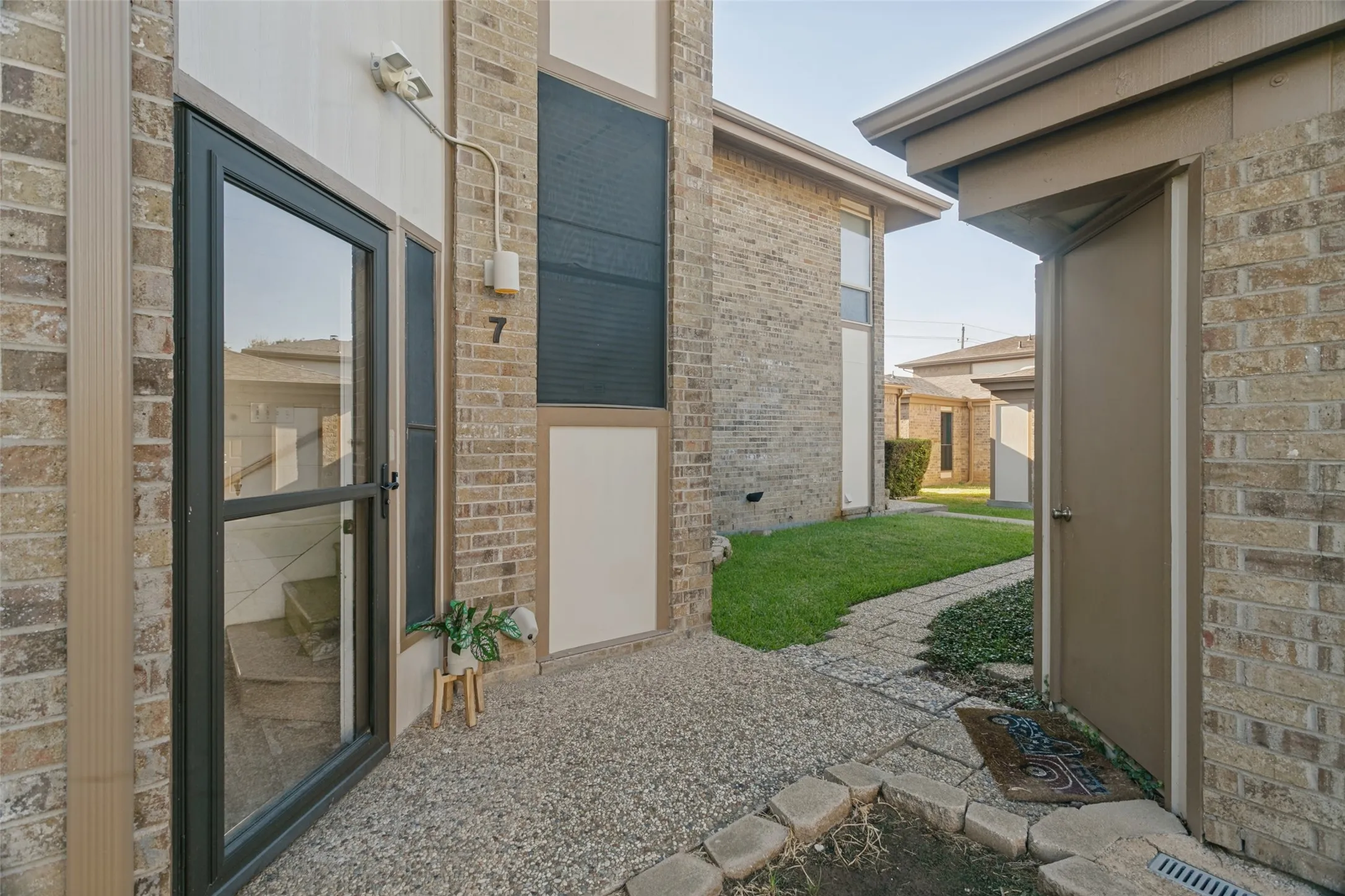 Townhouse For Sale in Tarrant County , 7 Dewberry Court, Bedford, Texas 76021, 1 Bedroom, 2 Bathroom, 2 Garage spaces, 1,208 Sqft, built in 1981, mls#21394565, Real Estate Agent in Bedford, Homes For Sale in Tarrant county, Homes For Sale in Bedford, Realtor in Bedford Texas, Real Estate Brokerage Independent Realty Texas, Luminita Cordes Realtor