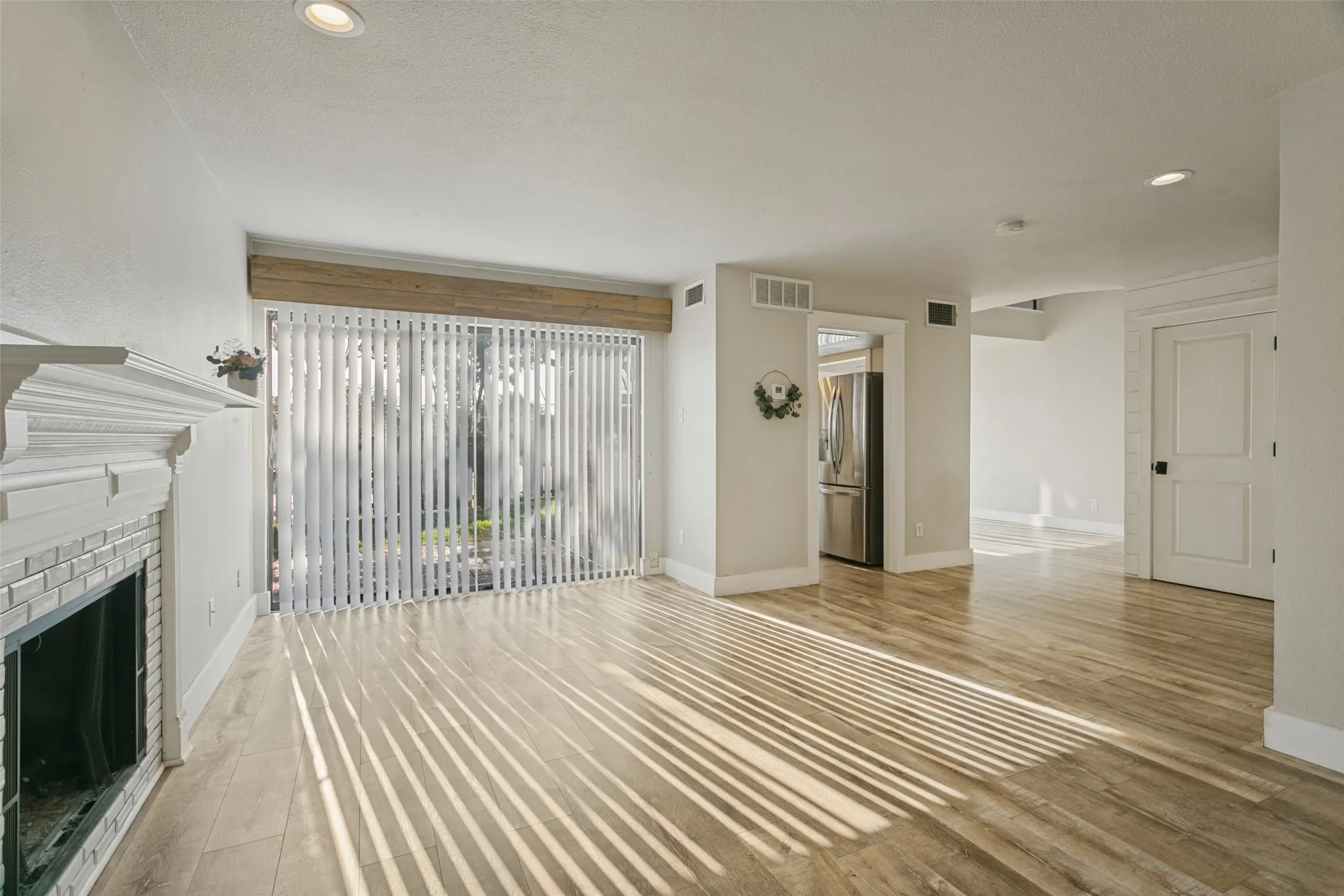 Townhouse For Sale in Tarrant County , 7 Dewberry Court, Bedford, Texas 76021, 1 Bedroom, 2 Bathroom, 2 Garage spaces, 1,208 Sqft, built in 1981, mls#21394565, Real Estate Agent in Bedford, Homes For Sale in Tarrant county, Homes For Sale in Bedford, Realtor in Bedford Texas, Real Estate Brokerage Independent Realty Texas, Luminita Cordes Realtor