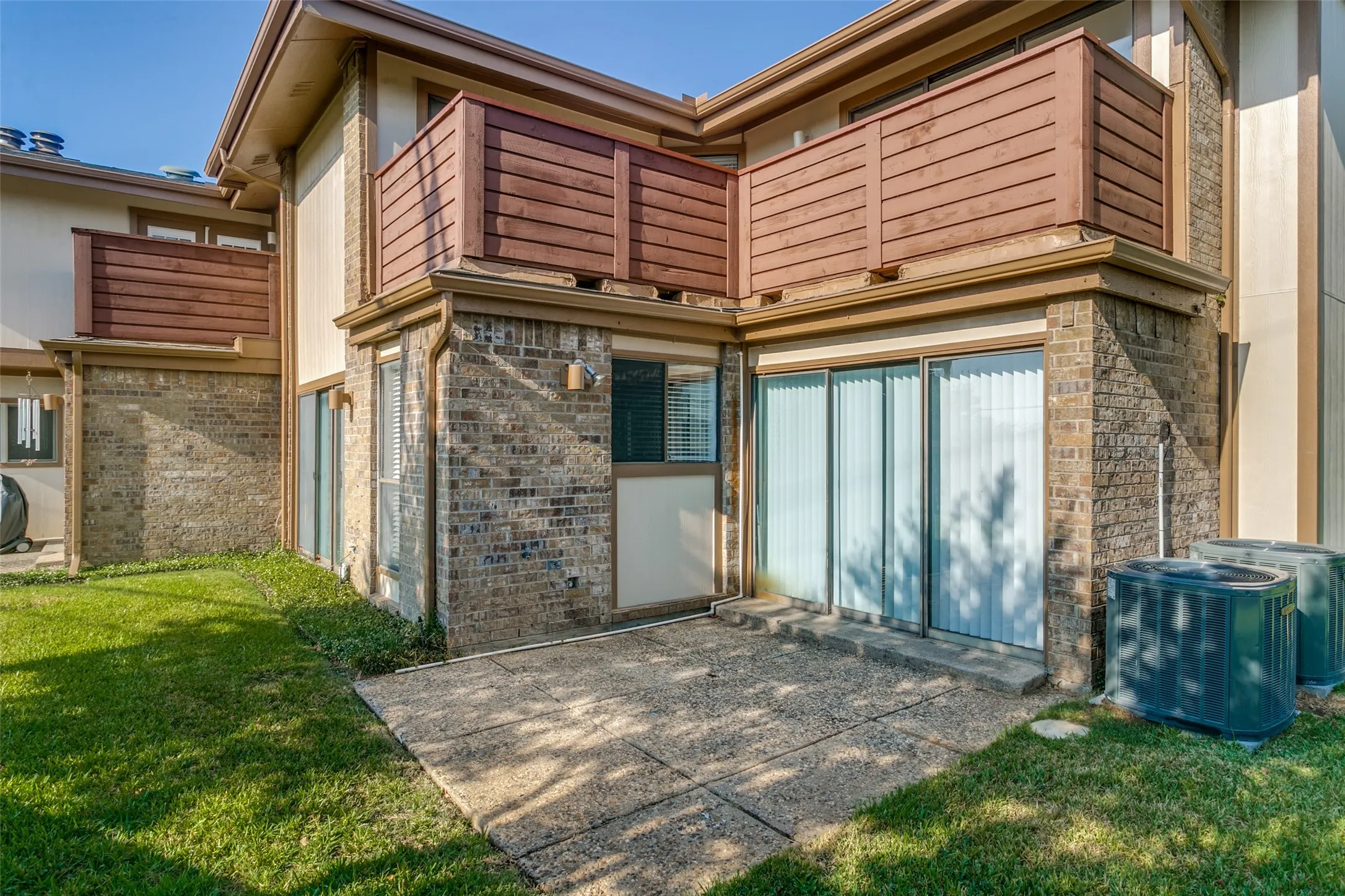 Townhouse For Sale in Tarrant County , 7 Dewberry Court, Bedford, Texas 76021, 1 Bedroom, 2 Bathroom, 2 Garage spaces, 1,208 Sqft, built in 1981, mls#21394565, Real Estate Agent in Bedford, Homes For Sale in Tarrant county, Homes For Sale in Bedford, Realtor in Bedford Texas, Real Estate Brokerage Independent Realty Texas, Luminita Cordes Realtor