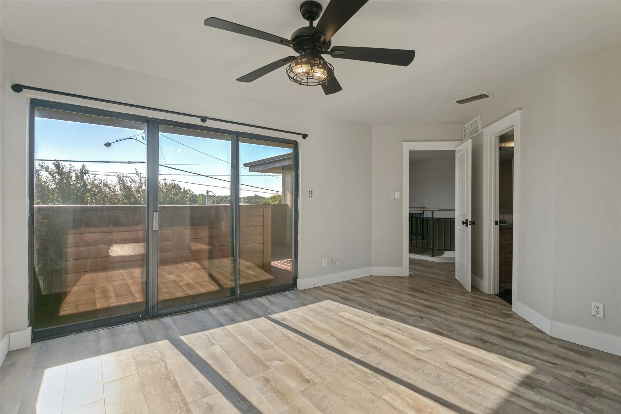 Townhouse For Sale in Tarrant County , 7 Dewberry Court, Bedford, Texas 76021, 1 Bedroom, 2 Bathroom, 2 Garage spaces, 1,208 Sqft, built in 1981, mls#21394565, Real Estate Agent in Bedford, Homes For Sale in Tarrant county, Homes For Sale in Bedford, Realtor in Bedford Texas, Real Estate Brokerage Independent Realty Texas, Luminita Cordes Realtor