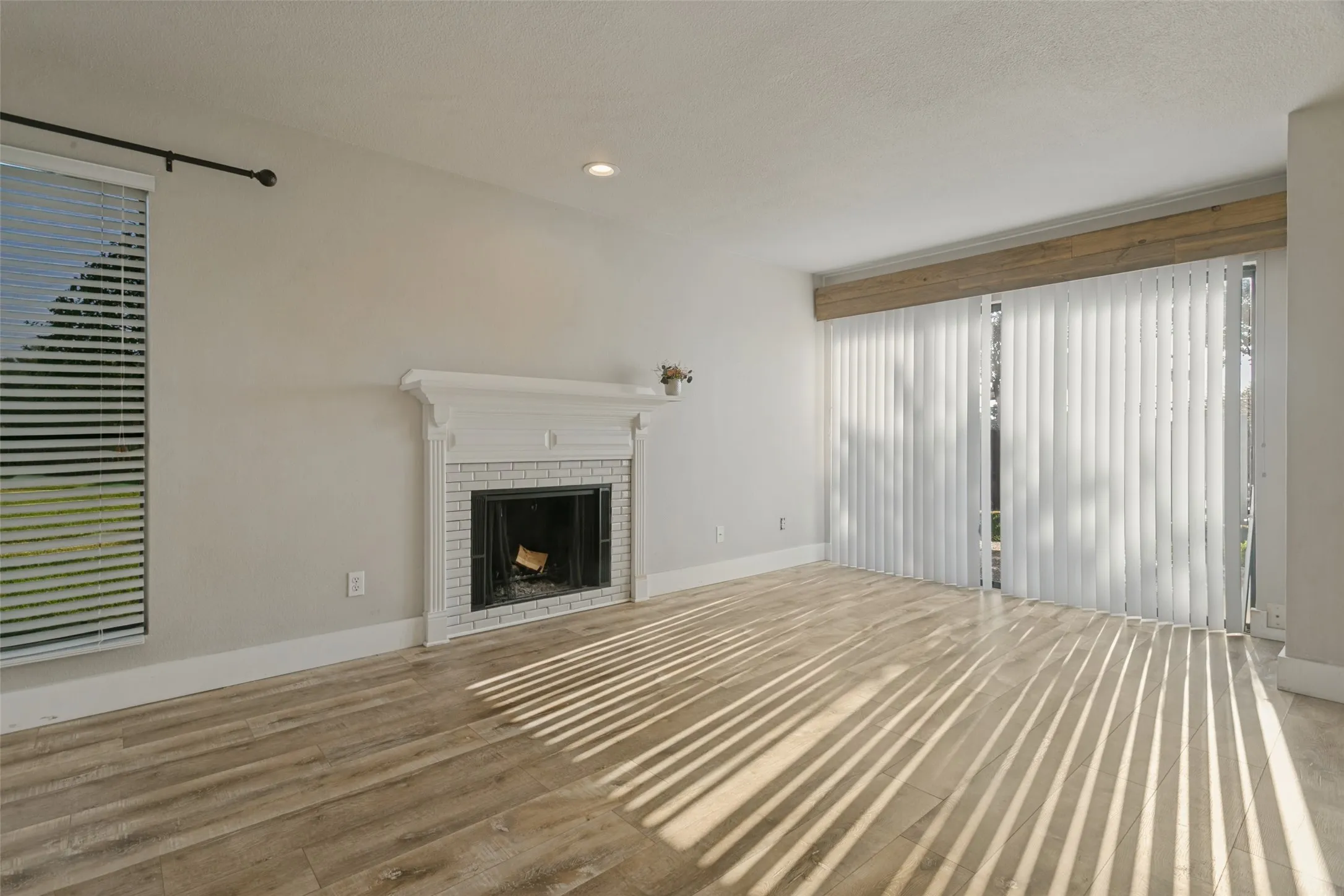Townhouse For Sale in Tarrant County , 7 Dewberry Court, Bedford, Texas 76021, 1 Bedroom, 2 Bathroom, 2 Garage spaces, 1,208 Sqft, built in 1981, mls#21394565, Real Estate Agent in Bedford, Homes For Sale in Tarrant county, Homes For Sale in Bedford, Realtor in Bedford Texas, Real Estate Brokerage Independent Realty Texas, Luminita Cordes Realtor