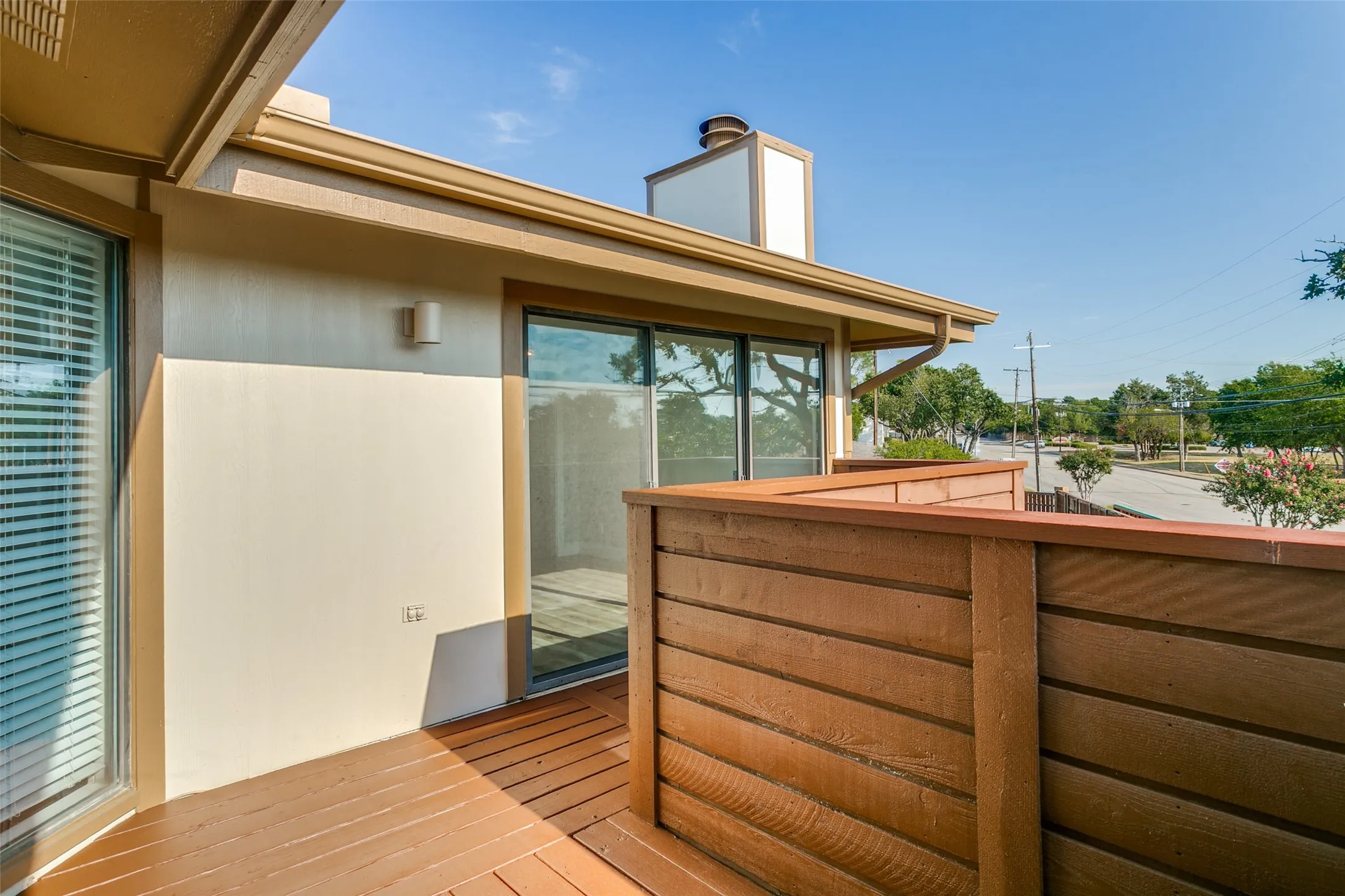 Townhouse For Sale in Tarrant County , 7 Dewberry Court, Bedford, Texas 76021, 1 Bedroom, 2 Bathroom, 2 Garage spaces, 1,208 Sqft, built in 1981, mls#21394565, Real Estate Agent in Bedford, Homes For Sale in Tarrant county, Homes For Sale in Bedford, Realtor in Bedford Texas, Real Estate Brokerage Independent Realty Texas, Luminita Cordes Realtor