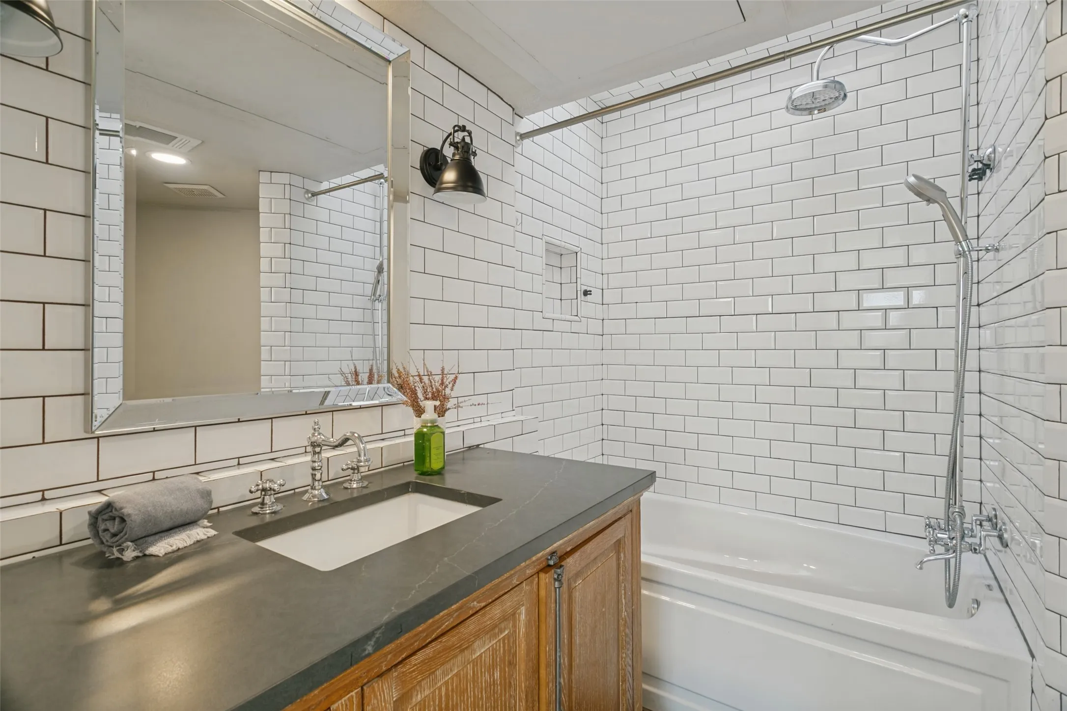 Townhouse For Sale in Tarrant County , 7 Dewberry Court, Bedford, Texas 76021, 1 Bedroom, 2 Bathroom, 2 Garage spaces, 1,208 Sqft, built in 1981, mls#21394565, Real Estate Agent in Bedford, Homes For Sale in Tarrant county, Homes For Sale in Bedford, Realtor in Bedford Texas, Real Estate Brokerage Independent Realty Texas, Luminita Cordes Realtor