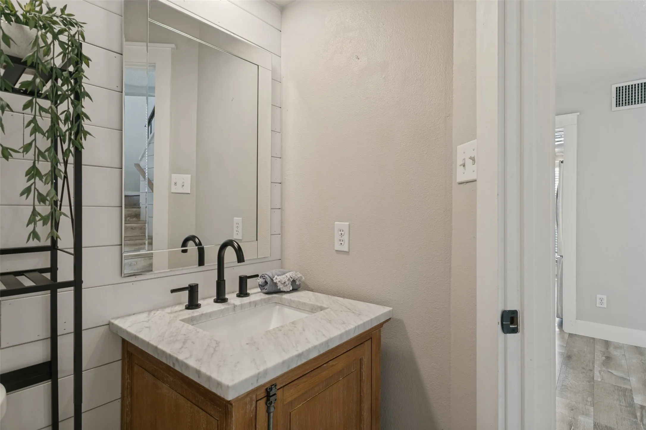 Townhouse For Sale in Tarrant County , 7 Dewberry Court, Bedford, Texas 76021, 1 Bedroom, 2 Bathroom, 2 Garage spaces, 1,208 Sqft, built in 1981, mls#21394565, Real Estate Agent in Bedford, Homes For Sale in Tarrant county, Homes For Sale in Bedford, Realtor in Bedford Texas, Real Estate Brokerage Independent Realty Texas, Luminita Cordes Realtor