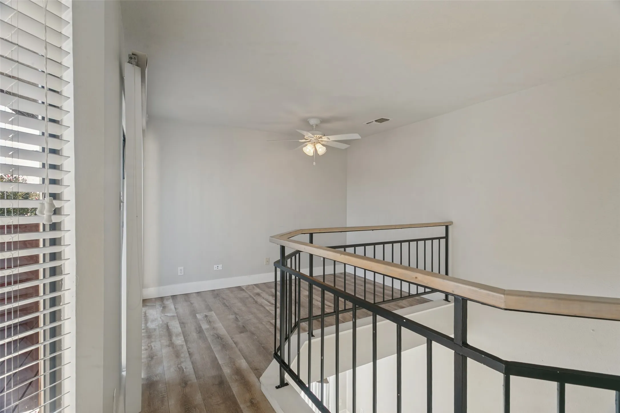 Townhouse For Sale in Tarrant County , 7 Dewberry Court, Bedford, Texas 76021, 1 Bedroom, 2 Bathroom, 2 Garage spaces, 1,208 Sqft, built in 1981, mls#21394565, Real Estate Agent in Bedford, Homes For Sale in Tarrant county, Homes For Sale in Bedford, Realtor in Bedford Texas, Real Estate Brokerage Independent Realty Texas, Luminita Cordes Realtor