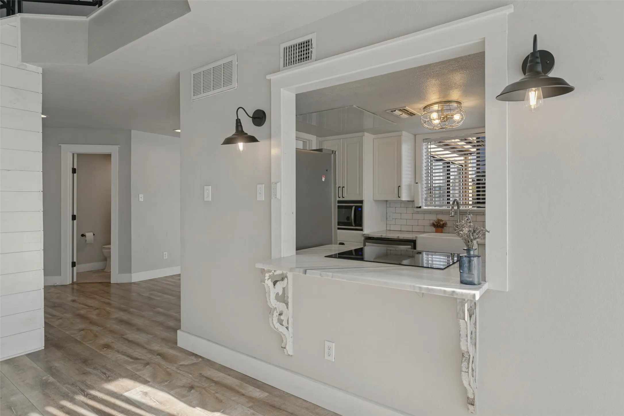 Townhouse For Sale in Tarrant County , 7 Dewberry Court, Bedford, Texas 76021, 1 Bedroom, 2 Bathroom, 2 Garage spaces, 1,208 Sqft, built in 1981, mls#21394565, Real Estate Agent in Bedford, Homes For Sale in Tarrant county, Homes For Sale in Bedford, Realtor in Bedford Texas, Real Estate Brokerage Independent Realty Texas, Luminita Cordes Realtor