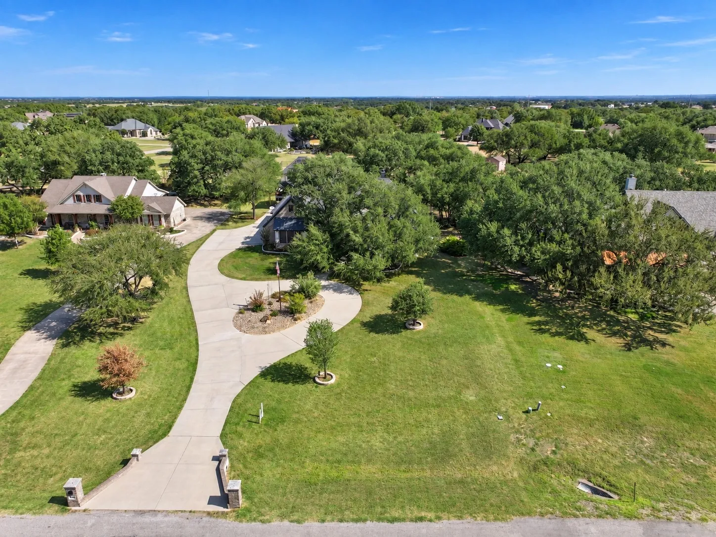 Single Family Residence For Sale in Hood County , 1729 Bent Tree Court, Granbury, Texas 76049, 3 Bedroom, 5 Bathroom, 5 Garage spaces, 3,311 Sqft, built in 2014, mls#21390293, Real Estate Agent in Granbury, Homes For Sale in Hood county, Homes For Sale in Granbury, Realtor in Granbury Texas, Real Estate Brokerage Independent Realty Texas, Luminita Cordes Realtor