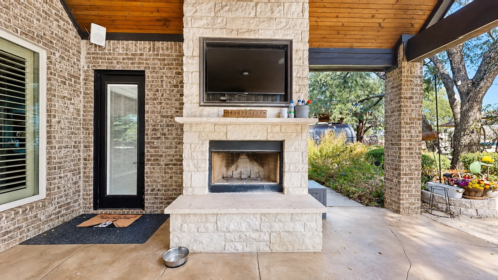 Single Family Residence For Sale in Hood County , 1729 Bent Tree Court, Granbury, Texas 76049, 3 Bedroom, 5 Bathroom, 5 Garage spaces, 3,311 Sqft, built in 2014, mls#21390293, Real Estate Agent in Granbury, Homes For Sale in Hood county, Homes For Sale in Granbury, Realtor in Granbury Texas, Real Estate Brokerage Independent Realty Texas, Luminita Cordes Realtor