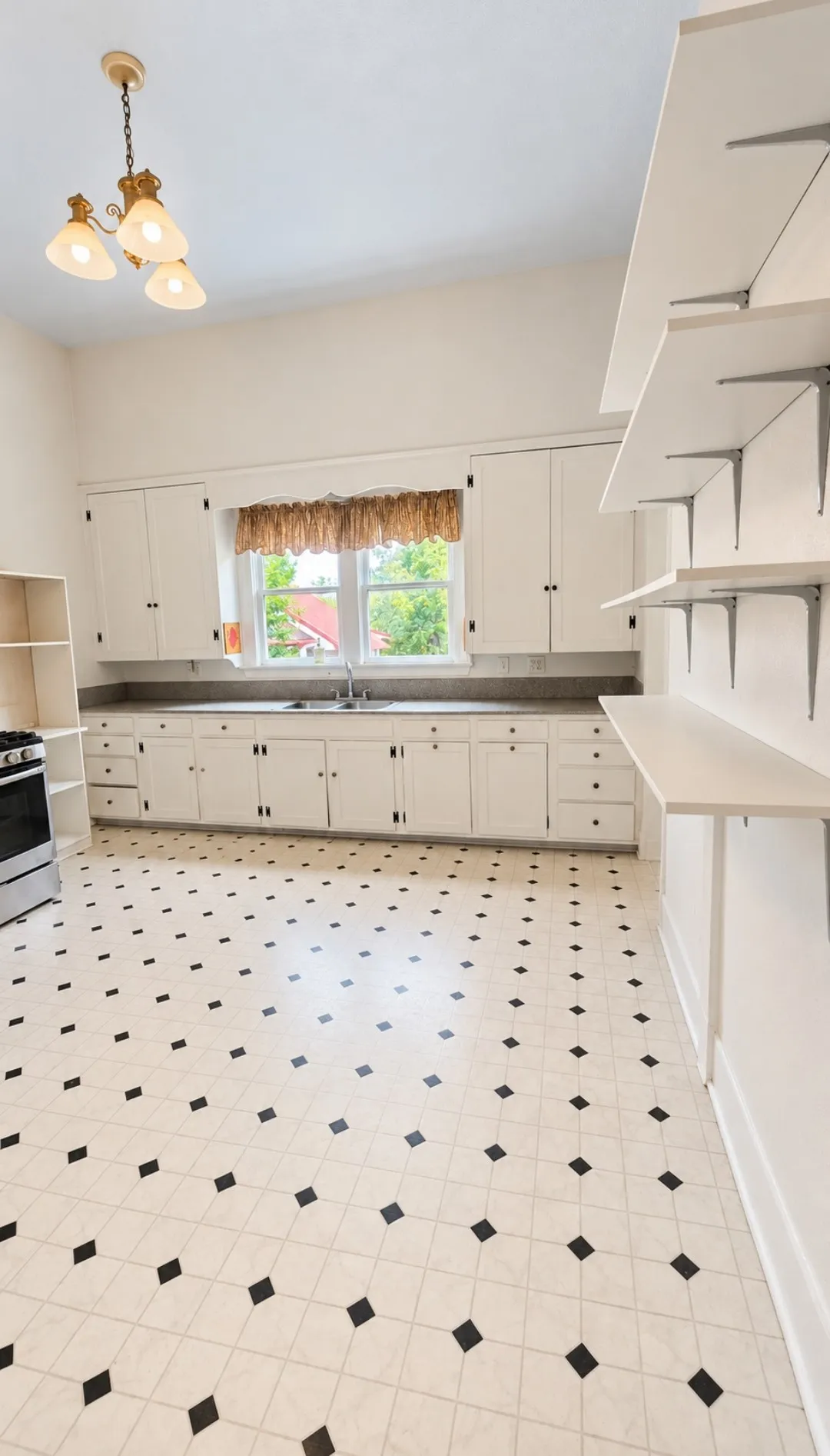 Single Family Residence For Sale in Hopkins County , 106 Whitworth Street, Sulphur Springs, Texas 75482, 4 Bedroom, 2 Bathroom, Garage spaces, 1,635 Sqft, built in 1940, mls#21394576, Real Estate Agent in Sulphur Springs, Homes For Sale in Hopkins county, Homes For Sale in Sulphur Springs, Realtor in Sulphur Springs Texas, Real Estate Brokerage Independent Realty Texas, Luminita Cordes Realtor