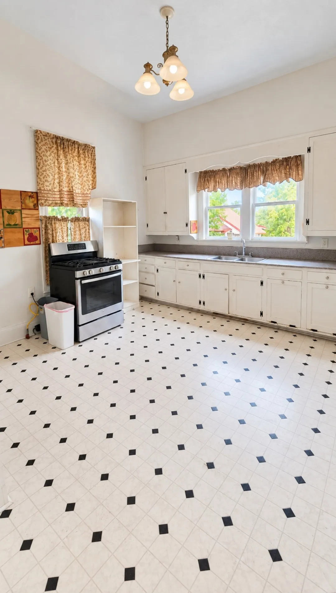 Single Family Residence For Sale in Hopkins County , 106 Whitworth Street, Sulphur Springs, Texas 75482, 4 Bedroom, 2 Bathroom, Garage spaces, 1,635 Sqft, built in 1940, mls#21394576, Real Estate Agent in Sulphur Springs, Homes For Sale in Hopkins county, Homes For Sale in Sulphur Springs, Realtor in Sulphur Springs Texas, Real Estate Brokerage Independent Realty Texas, Luminita Cordes Realtor