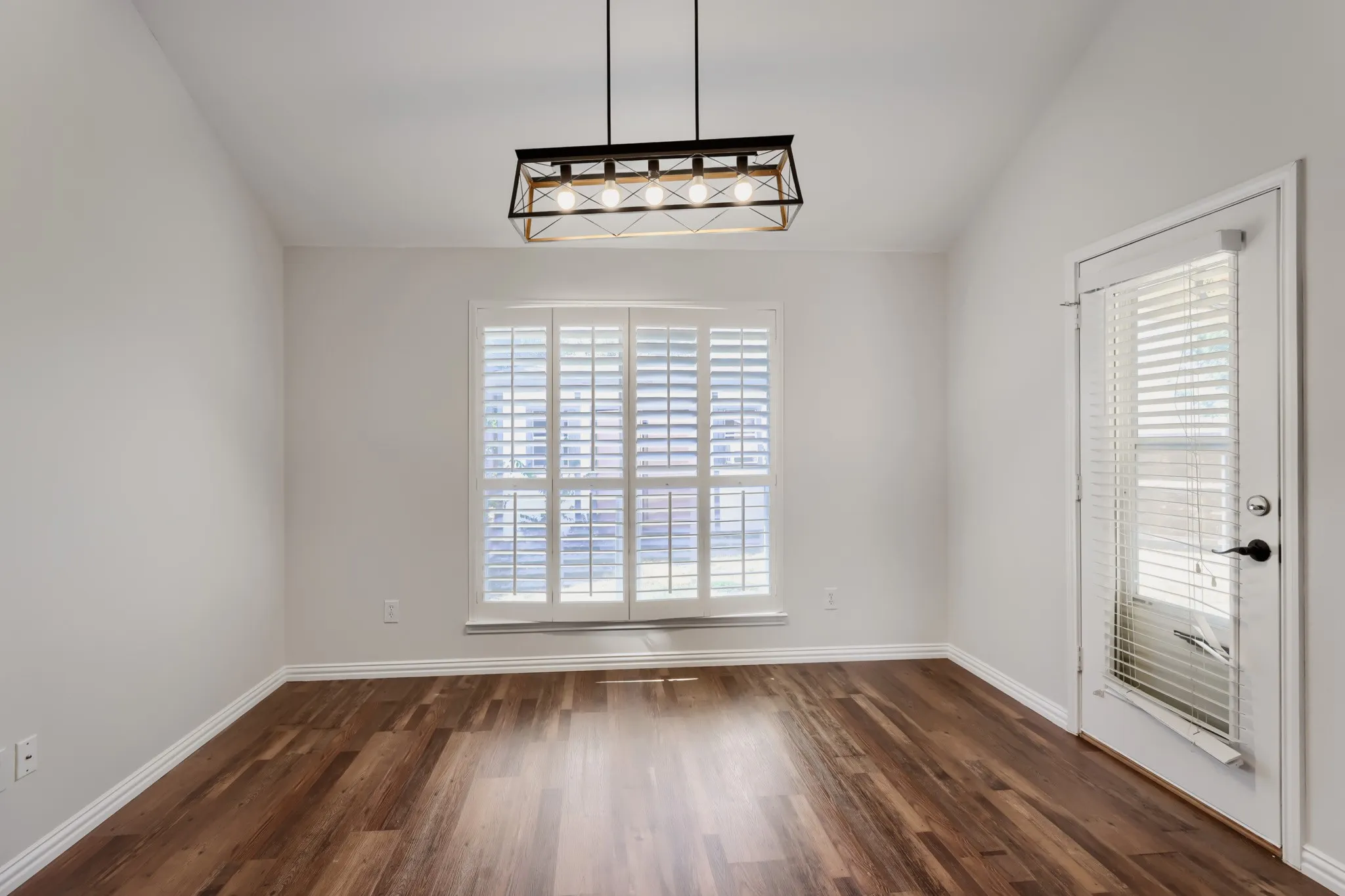 Single Family Residence For Sale in Rockwall County , 2851 Cobblestone Drive, Rockwall, Texas 75087, 3 Bedroom, 2 Bathroom, 2 Garage spaces, 1,850 Sqft, built in 2004, mls#21392547, Real Estate Agent in Rockwall, Homes For Sale in Rockwall county, Homes For Sale in Rockwall, Realtor in Rockwall Texas, Real Estate Brokerage Independent Realty Texas, Luminita Cordes Realtor