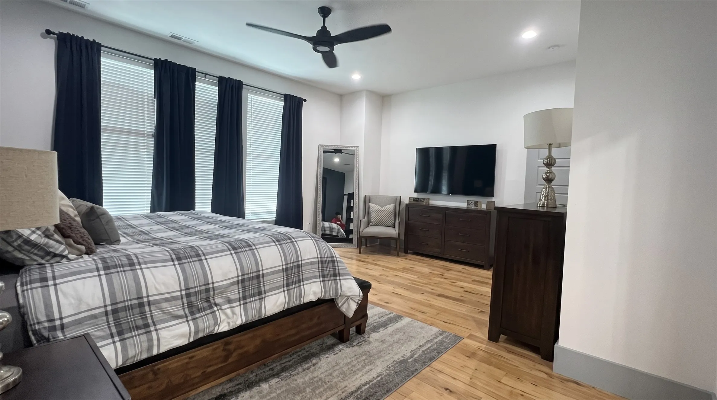 Hardwood flooring, recessed lighting, and a modern ceiling fan