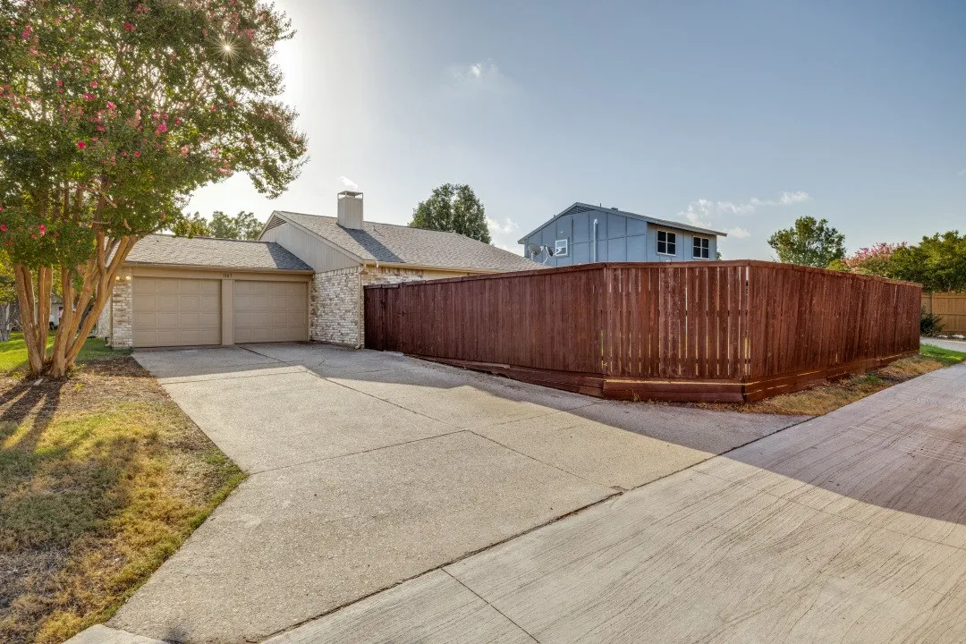 Single Family Residence For Sale in Dallas County , 1107 Elk Grove Drive, Richardson, Texas 75081, 3 Bedroom, 2 Bathroom, 2 Garage spaces, 1,427 Sqft, built in 1978, mls#21394589, Real Estate Agent in Richardson, Homes For Sale in Dallas county, Homes For Sale in Richardson, Realtor in Richardson Texas, Real Estate Brokerage Independent Realty Texas, Luminita Cordes Realtor