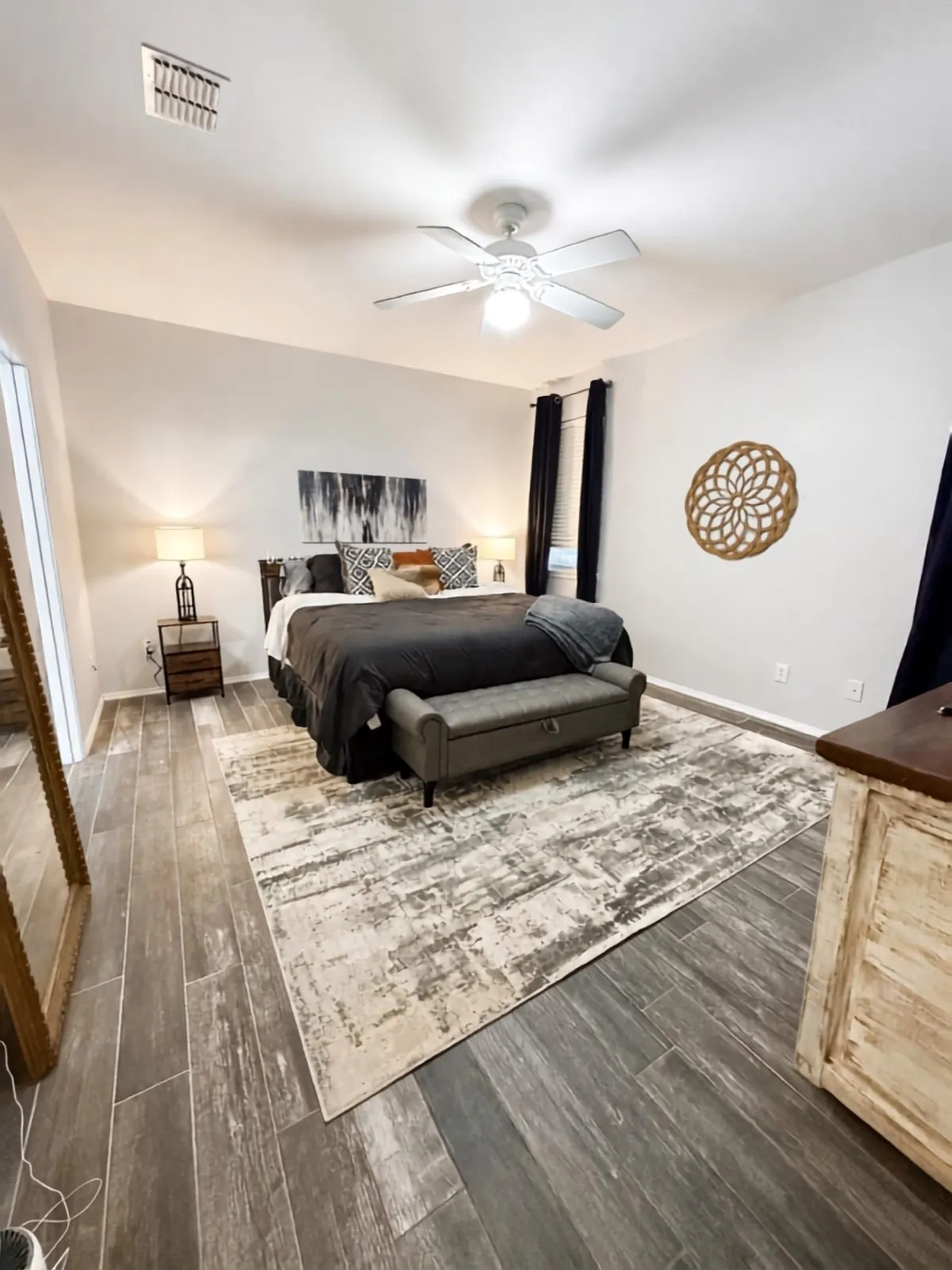 Ceiling fan with integrated lighting