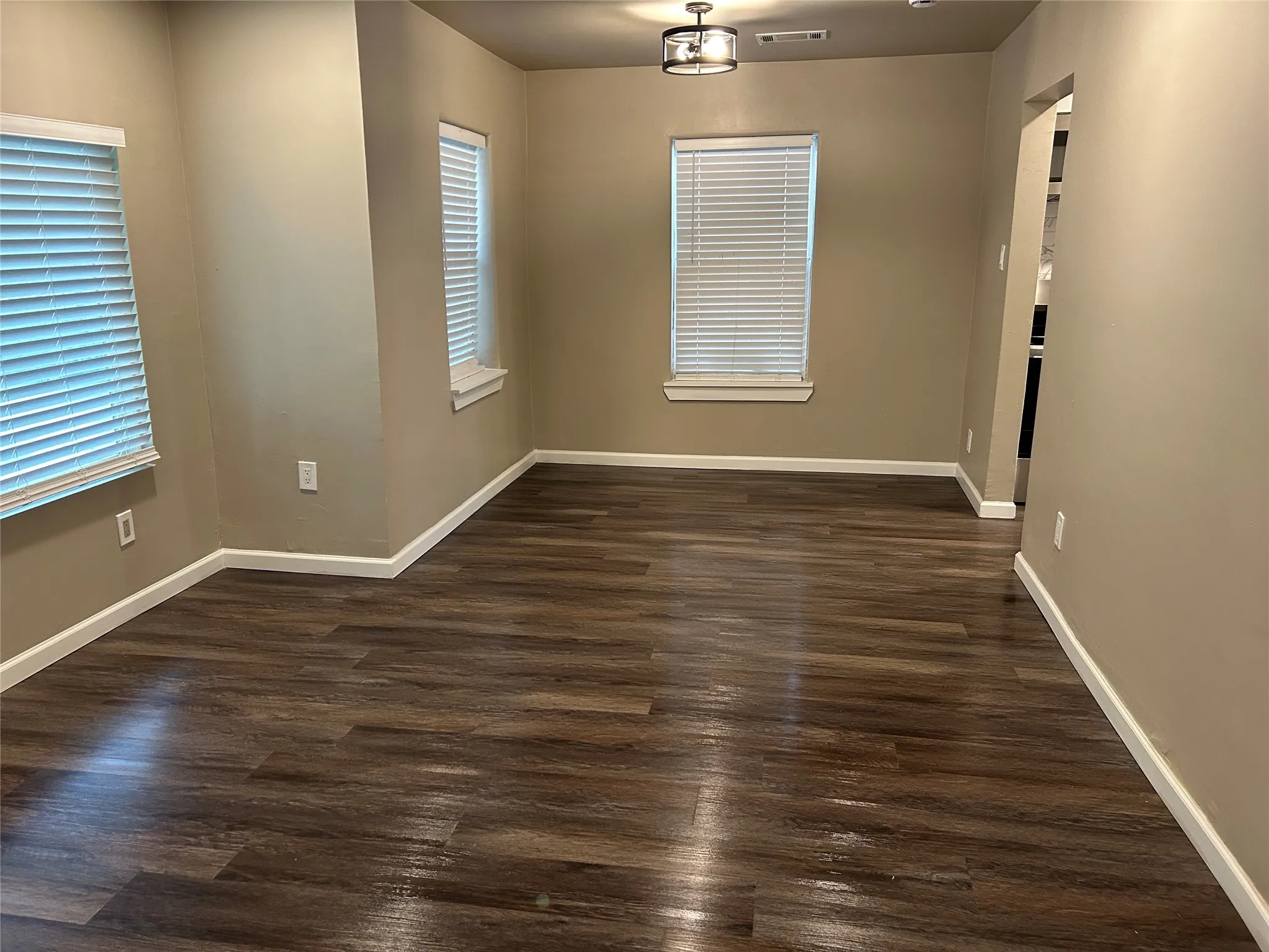 Single Family Residence For Rent in Dallas County , 3551 Cortez Drive, Dallas, Texas 75220, 3 Bedroom, 2 Bathroom, Garage spaces, 980 Sqft, built in 1946, mls#21394600, Real Estate Agent in Dallas, Homes For Rent in Dallas county, Homes For Rent in Dallas, Realtor in Dallas Texas, Real Estate Brokerage Independent Realty Texas, Luminita Cordes Realtor