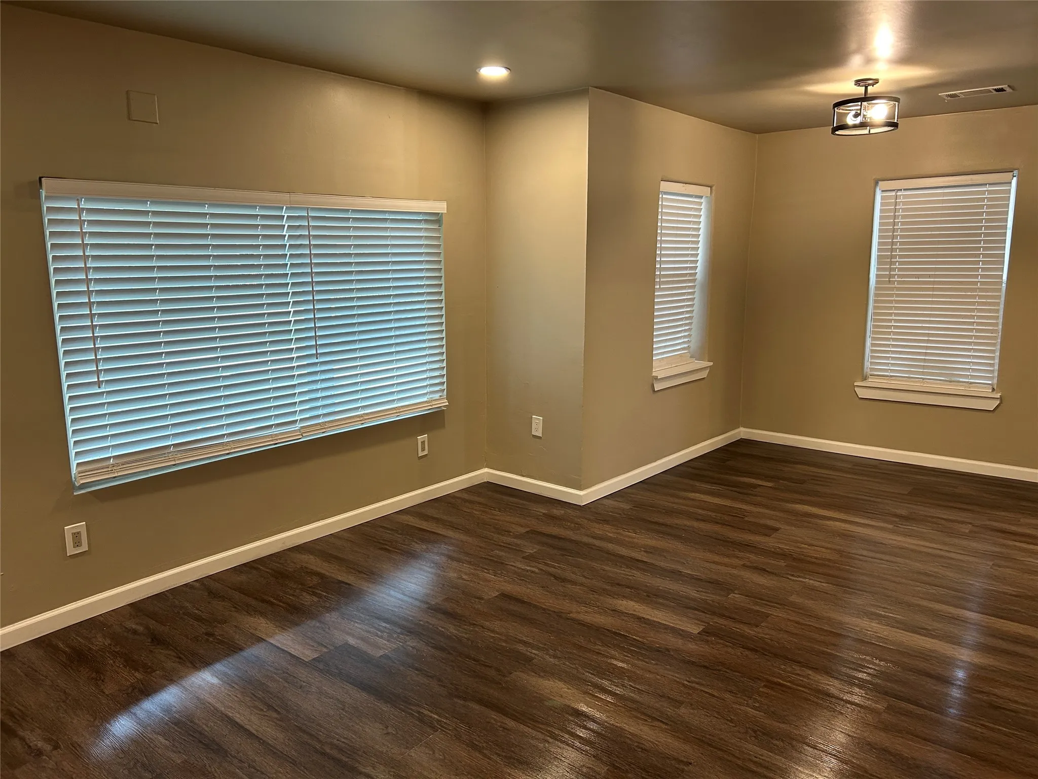 Single Family Residence For Rent in Dallas County , 3551 Cortez Drive, Dallas, Texas 75220, 3 Bedroom, 2 Bathroom, Garage spaces, 980 Sqft, built in 1946, mls#21394600, Real Estate Agent in Dallas, Homes For Rent in Dallas county, Homes For Rent in Dallas, Realtor in Dallas Texas, Real Estate Brokerage Independent Realty Texas, Luminita Cordes Realtor