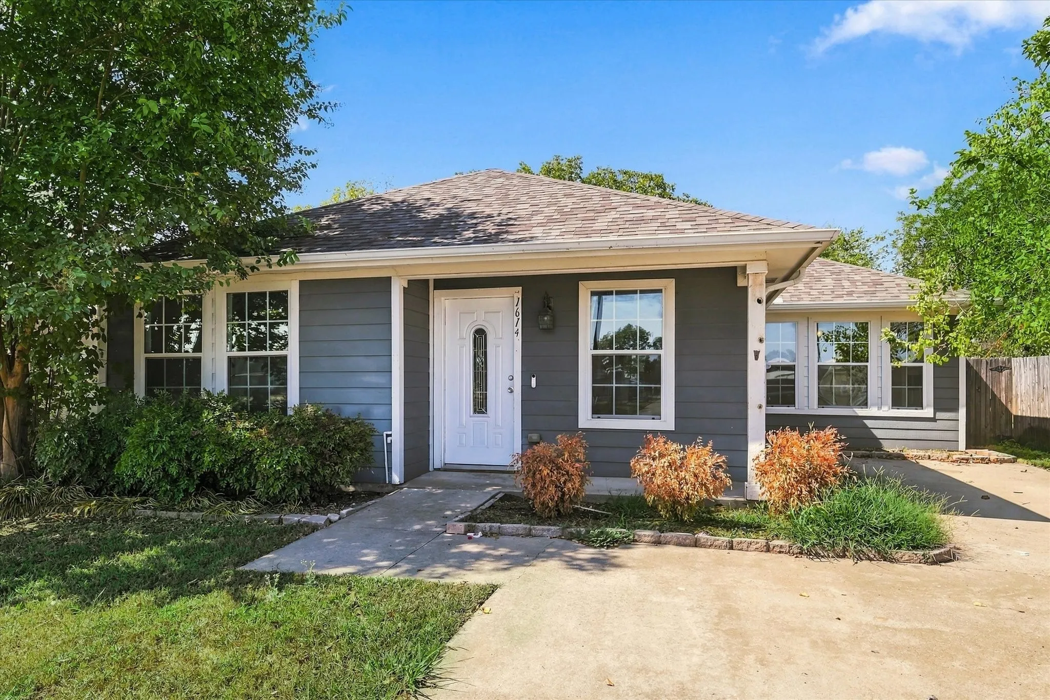 Single Family Residence For Rent in Grayson County , 1614 S Montgomery Street, Sherman, Texas 75090, 3 Bedroom, 2 Bathroom, Garage spaces, 1,148 Sqft, built in 2008, mls#21392190, Real Estate Agent in Sherman, Homes For Rent in Grayson county, Homes For Rent in Sherman, Realtor in Sherman Texas, Real Estate Brokerage Independent Realty Texas, Luminita Cordes Realtor