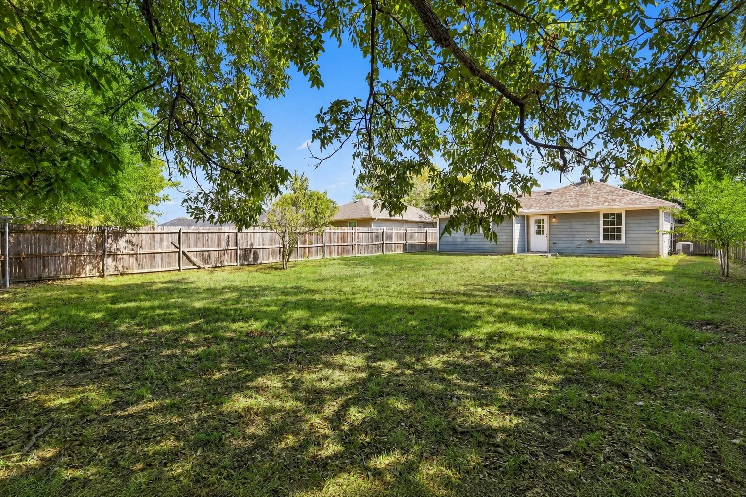 Single Family Residence For Rent in Grayson County , 1614 S Montgomery Street, Sherman, Texas 75090, 3 Bedroom, 2 Bathroom, Garage spaces, 1,148 Sqft, built in 2008, mls#21392190, Real Estate Agent in Sherman, Homes For Rent in Grayson county, Homes For Rent in Sherman, Realtor in Sherman Texas, Real Estate Brokerage Independent Realty Texas, Luminita Cordes Realtor