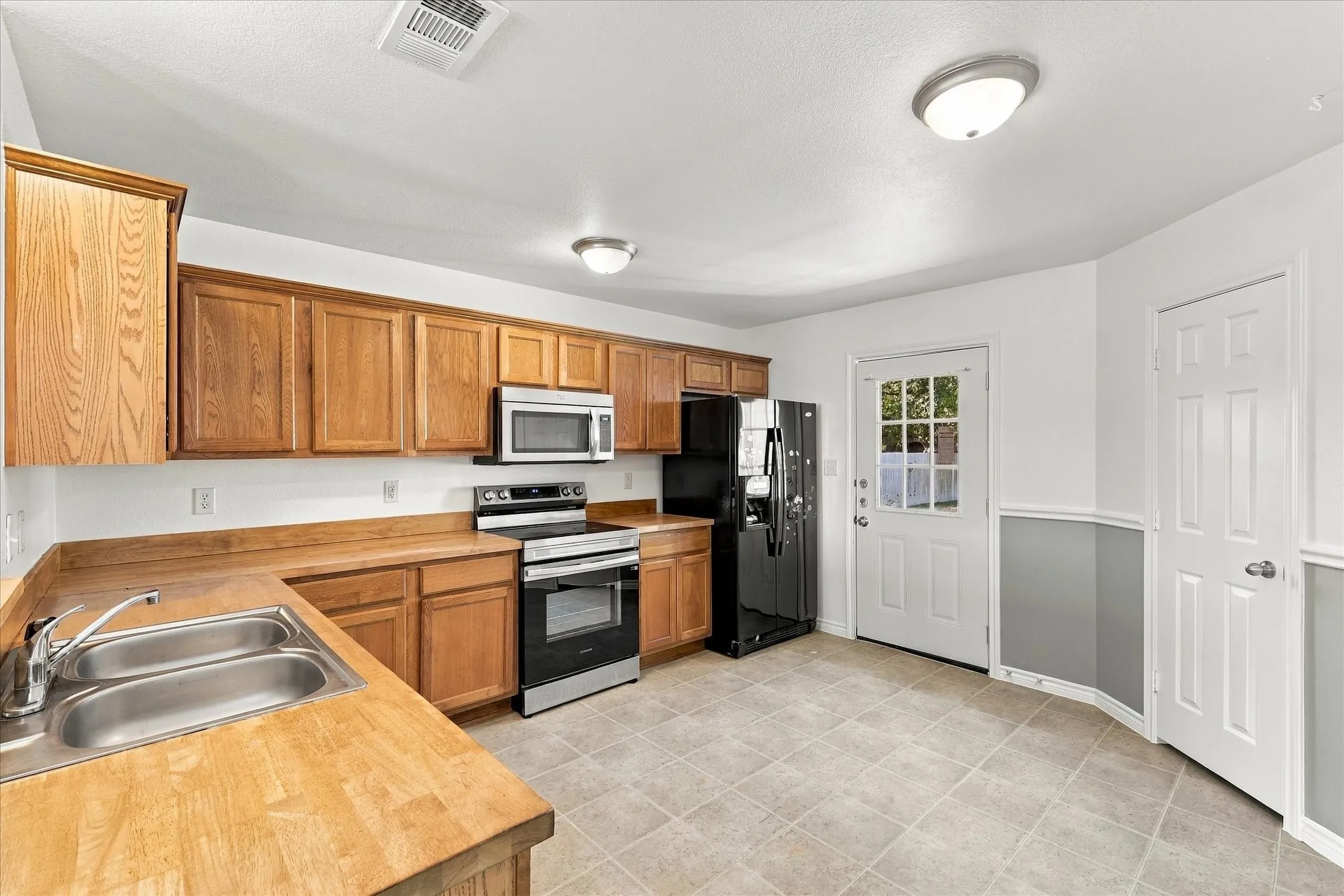 Single Family Residence For Rent in Grayson County , 1614 S Montgomery Street, Sherman, Texas 75090, 3 Bedroom, 2 Bathroom, Garage spaces, 1,148 Sqft, built in 2008, mls#21392190, Real Estate Agent in Sherman, Homes For Rent in Grayson county, Homes For Rent in Sherman, Realtor in Sherman Texas, Real Estate Brokerage Independent Realty Texas, Luminita Cordes Realtor