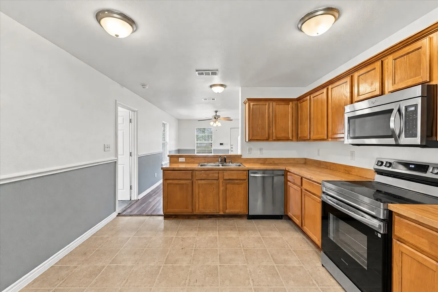 Single Family Residence For Rent in Grayson County , 1614 S Montgomery Street, Sherman, Texas 75090, 3 Bedroom, 2 Bathroom, Garage spaces, 1,148 Sqft, built in 2008, mls#21392190, Real Estate Agent in Sherman, Homes For Rent in Grayson county, Homes For Rent in Sherman, Realtor in Sherman Texas, Real Estate Brokerage Independent Realty Texas, Luminita Cordes Realtor