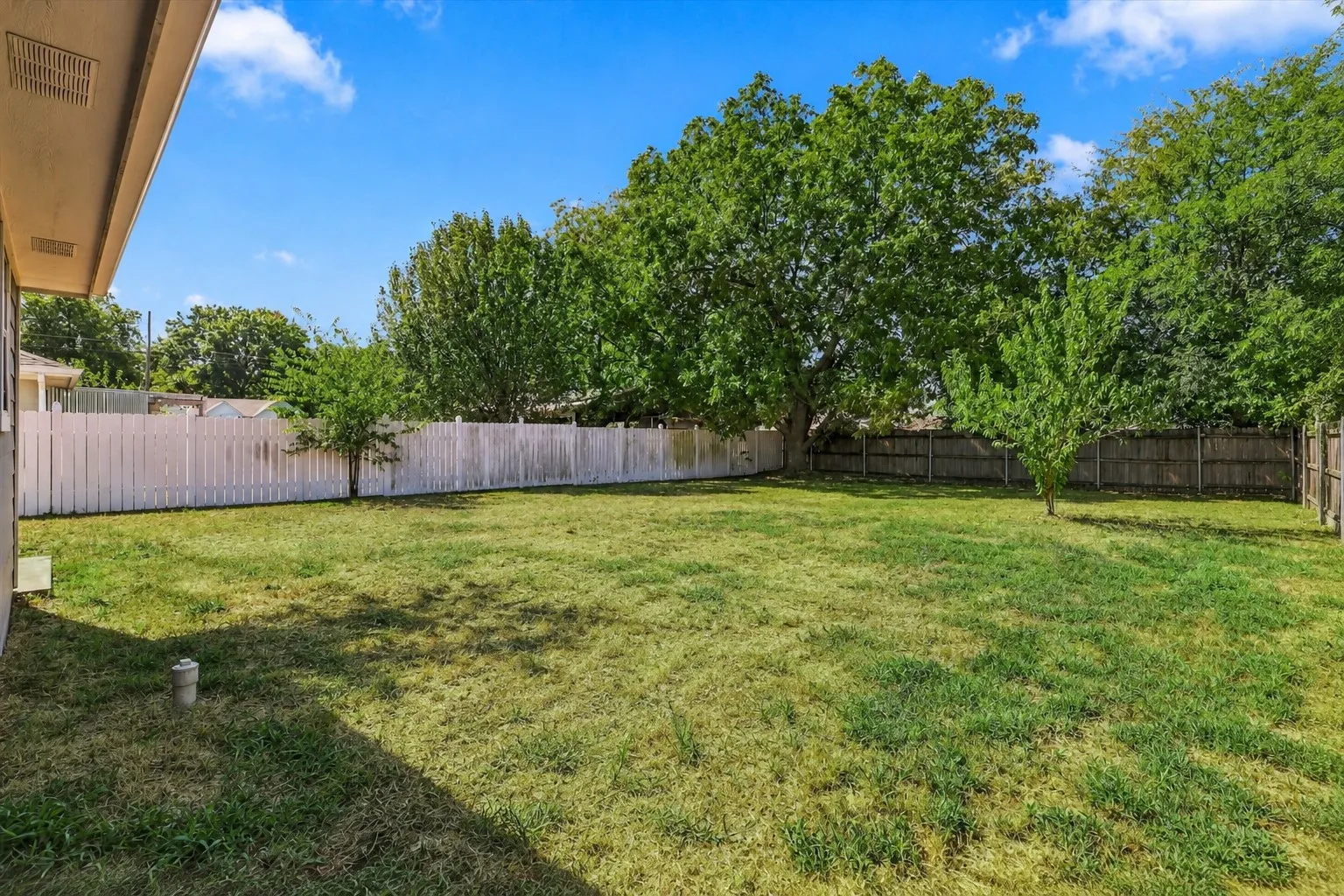 Single Family Residence For Rent in Grayson County , 1614 S Montgomery Street, Sherman, Texas 75090, 3 Bedroom, 2 Bathroom, Garage spaces, 1,148 Sqft, built in 2008, mls#21392190, Real Estate Agent in Sherman, Homes For Rent in Grayson county, Homes For Rent in Sherman, Realtor in Sherman Texas, Real Estate Brokerage Independent Realty Texas, Luminita Cordes Realtor