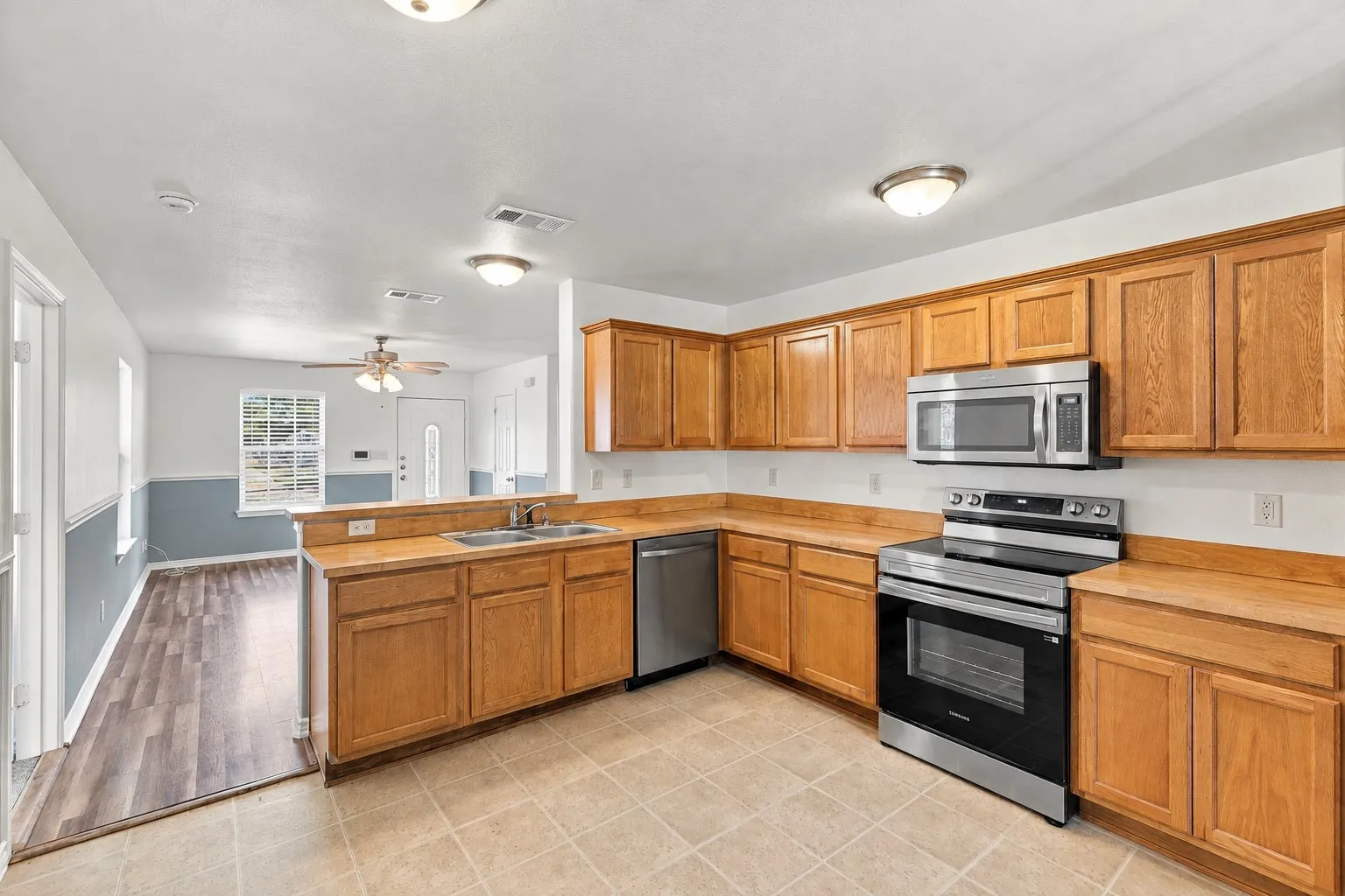 Single Family Residence For Rent in Grayson County , 1614 S Montgomery Street, Sherman, Texas 75090, 3 Bedroom, 2 Bathroom, Garage spaces, 1,148 Sqft, built in 2008, mls#21392190, Real Estate Agent in Sherman, Homes For Rent in Grayson county, Homes For Rent in Sherman, Realtor in Sherman Texas, Real Estate Brokerage Independent Realty Texas, Luminita Cordes Realtor