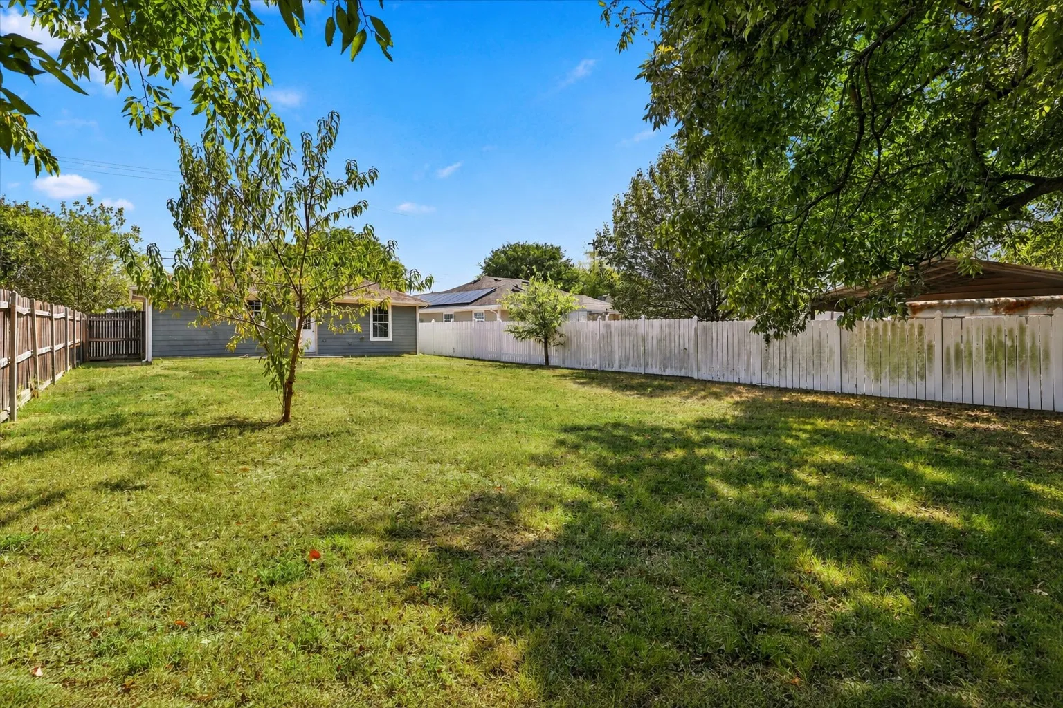 Single Family Residence For Rent in Grayson County , 1614 S Montgomery Street, Sherman, Texas 75090, 3 Bedroom, 2 Bathroom, Garage spaces, 1,148 Sqft, built in 2008, mls#21392190, Real Estate Agent in Sherman, Homes For Rent in Grayson county, Homes For Rent in Sherman, Realtor in Sherman Texas, Real Estate Brokerage Independent Realty Texas, Luminita Cordes Realtor