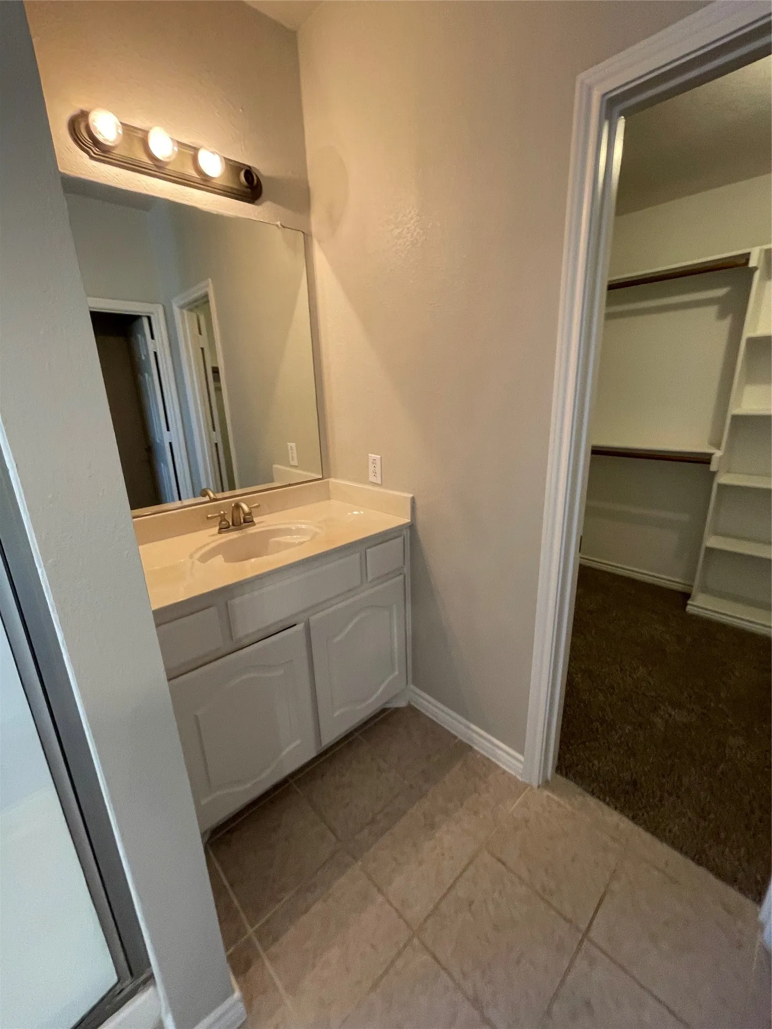 Single Family Residence For Rent in Tarrant County , 2740 Eastland Drive, Grand Prairie, Texas 75052, 5 Bedroom, 4 Bathroom, 2 Garage spaces, 3,855 Sqft, built in 2007, mls#21394116, Real Estate Agent in Grand Prairie, Homes For Rent in Tarrant county, Homes For Rent in Grand Prairie, Realtor in Grand Prairie Texas, Real Estate Brokerage Independent Realty Texas, Luminita Cordes Realtor