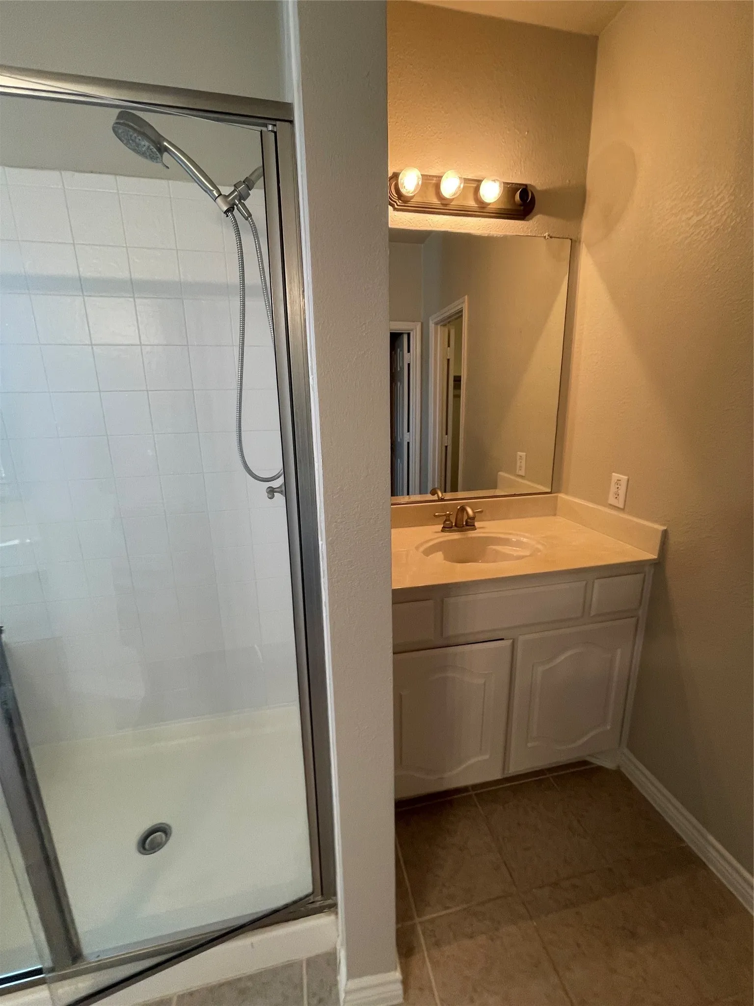 Single Family Residence For Rent in Tarrant County , 2740 Eastland Drive, Grand Prairie, Texas 75052, 5 Bedroom, 4 Bathroom, 2 Garage spaces, 3,855 Sqft, built in 2007, mls#21394116, Real Estate Agent in Grand Prairie, Homes For Rent in Tarrant county, Homes For Rent in Grand Prairie, Realtor in Grand Prairie Texas, Real Estate Brokerage Independent Realty Texas, Luminita Cordes Realtor