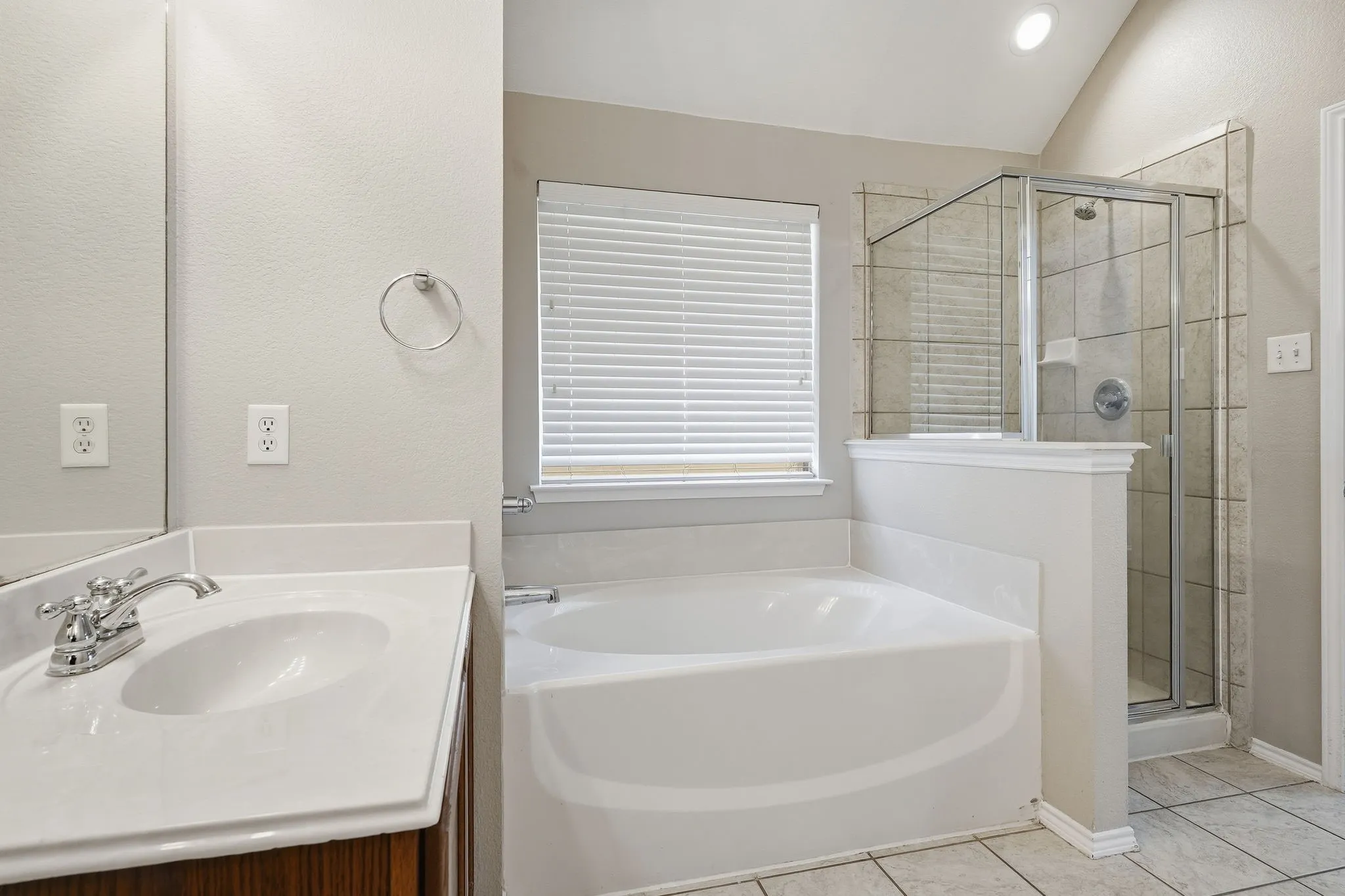 Single Family Residence For Sale in Denton County , 240 Cedar Crest Drive, Justin, Texas 76247, 4 Bedroom, 2 Bathroom, 2 Garage spaces, 2,266 Sqft, built in 2006, mls#21391661, Real Estate Agent in Justin, Homes For Sale in Denton county, Homes For Sale in Justin, Realtor in Justin Texas, Real Estate Brokerage Independent Realty Texas, Luminita Cordes Realtor
