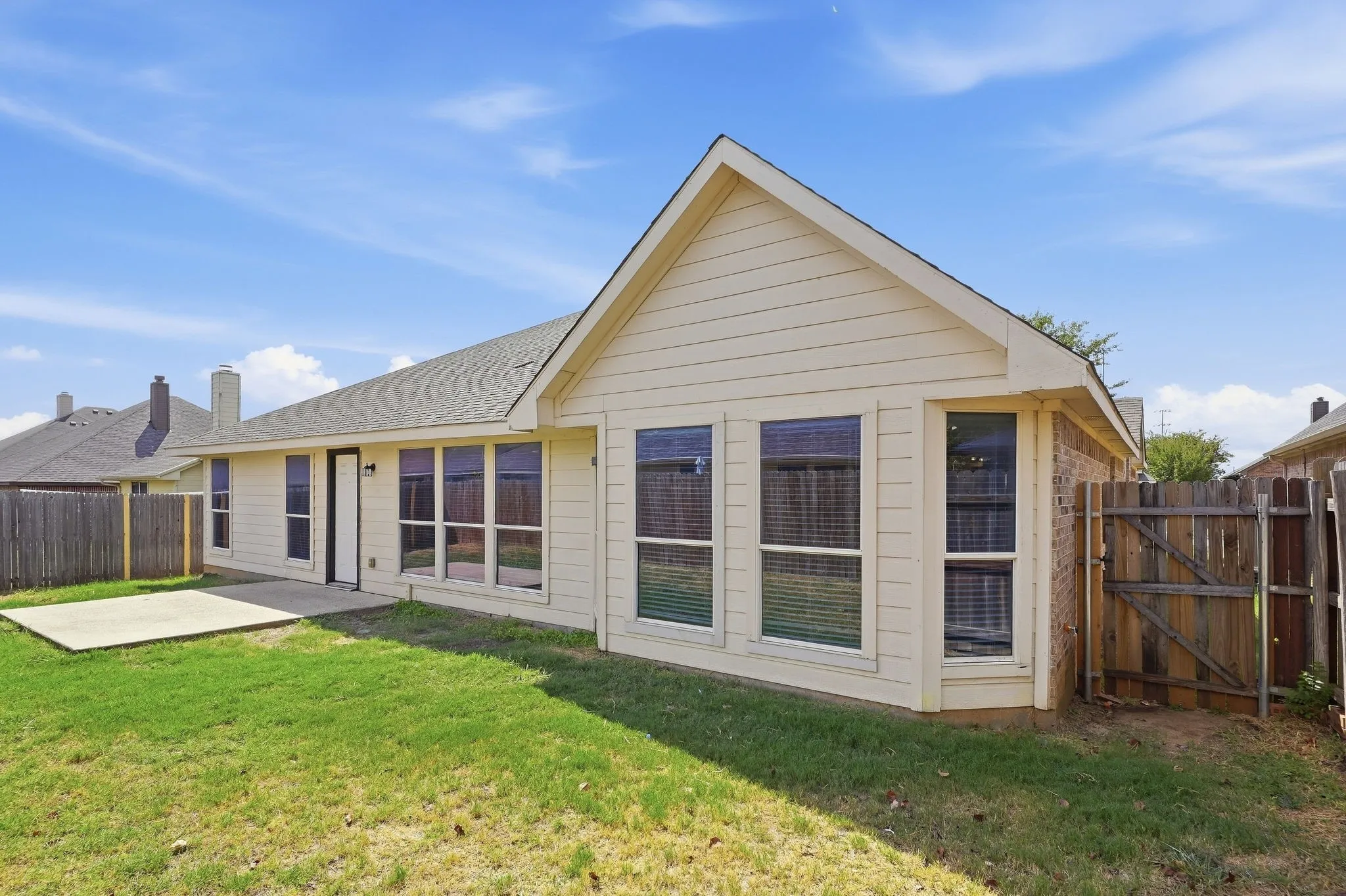 Single Family Residence For Sale in Denton County , 240 Cedar Crest Drive, Justin, Texas 76247, 4 Bedroom, 2 Bathroom, 2 Garage spaces, 2,266 Sqft, built in 2006, mls#21391661, Real Estate Agent in Justin, Homes For Sale in Denton county, Homes For Sale in Justin, Realtor in Justin Texas, Real Estate Brokerage Independent Realty Texas, Luminita Cordes Realtor